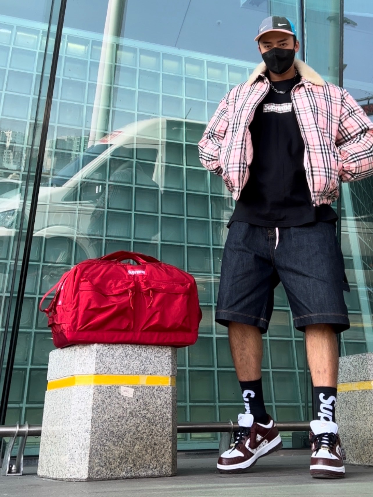Supreme x Burberry Box Logo T-Shirt Black - 22SS, Supreme x Burberry Shearling Collar Down Puffer Jacket Pink - 22SS 착용 스타일 - 1