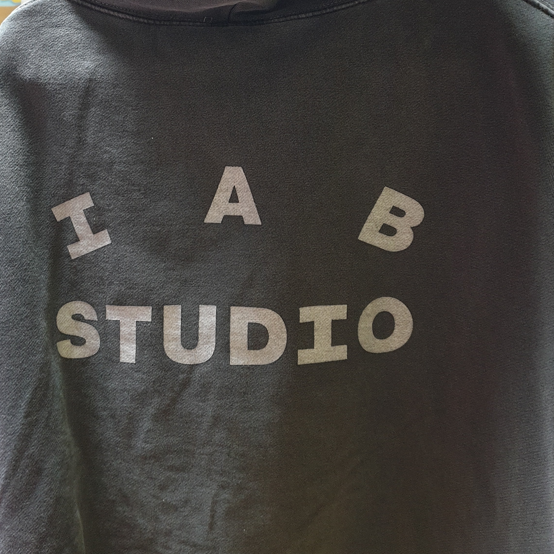 IAB Studio Pigment Hoodie Black 착용 스타일