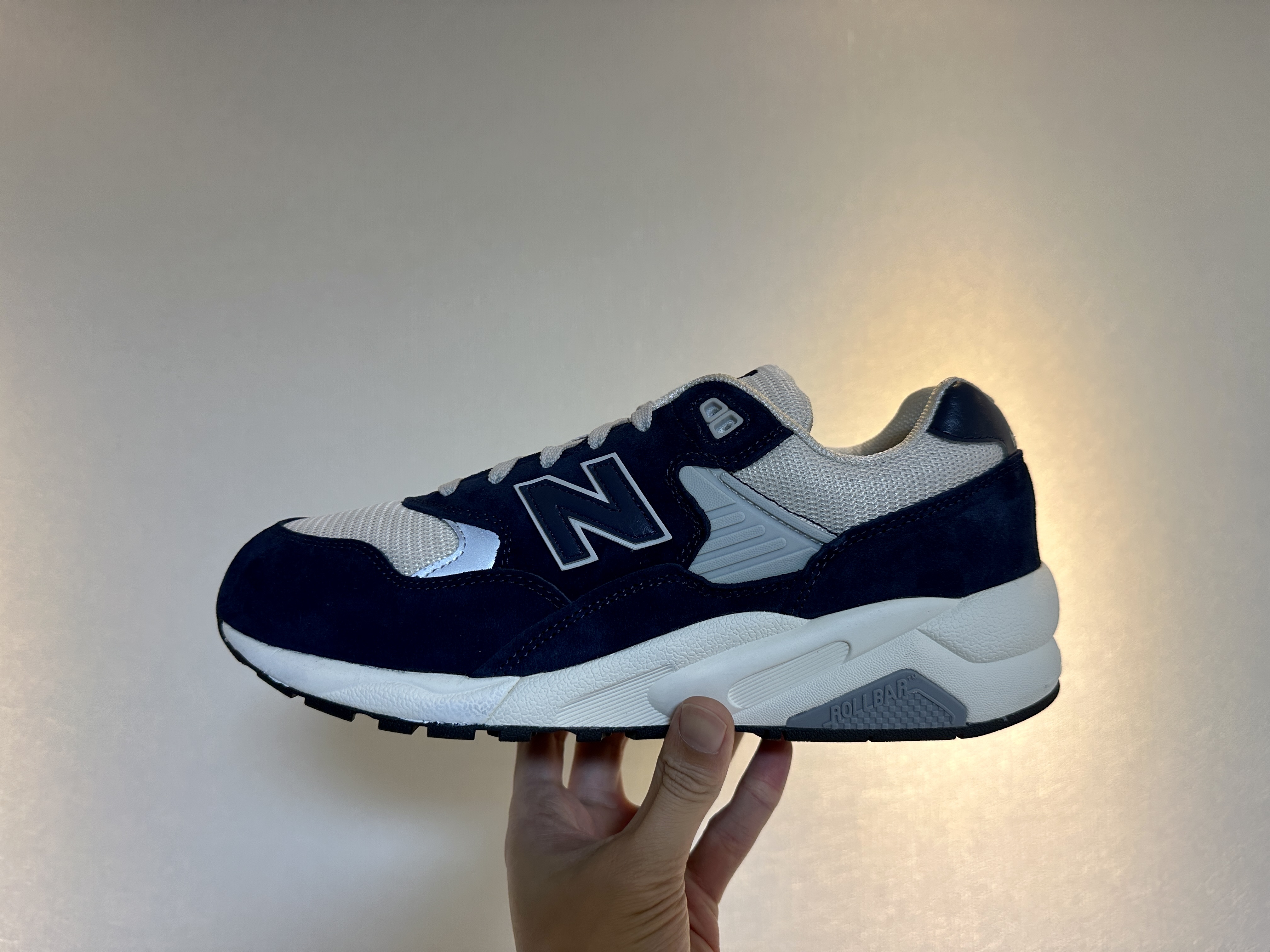 New Balance 580 Navy Cream 착용 스타일 - 1