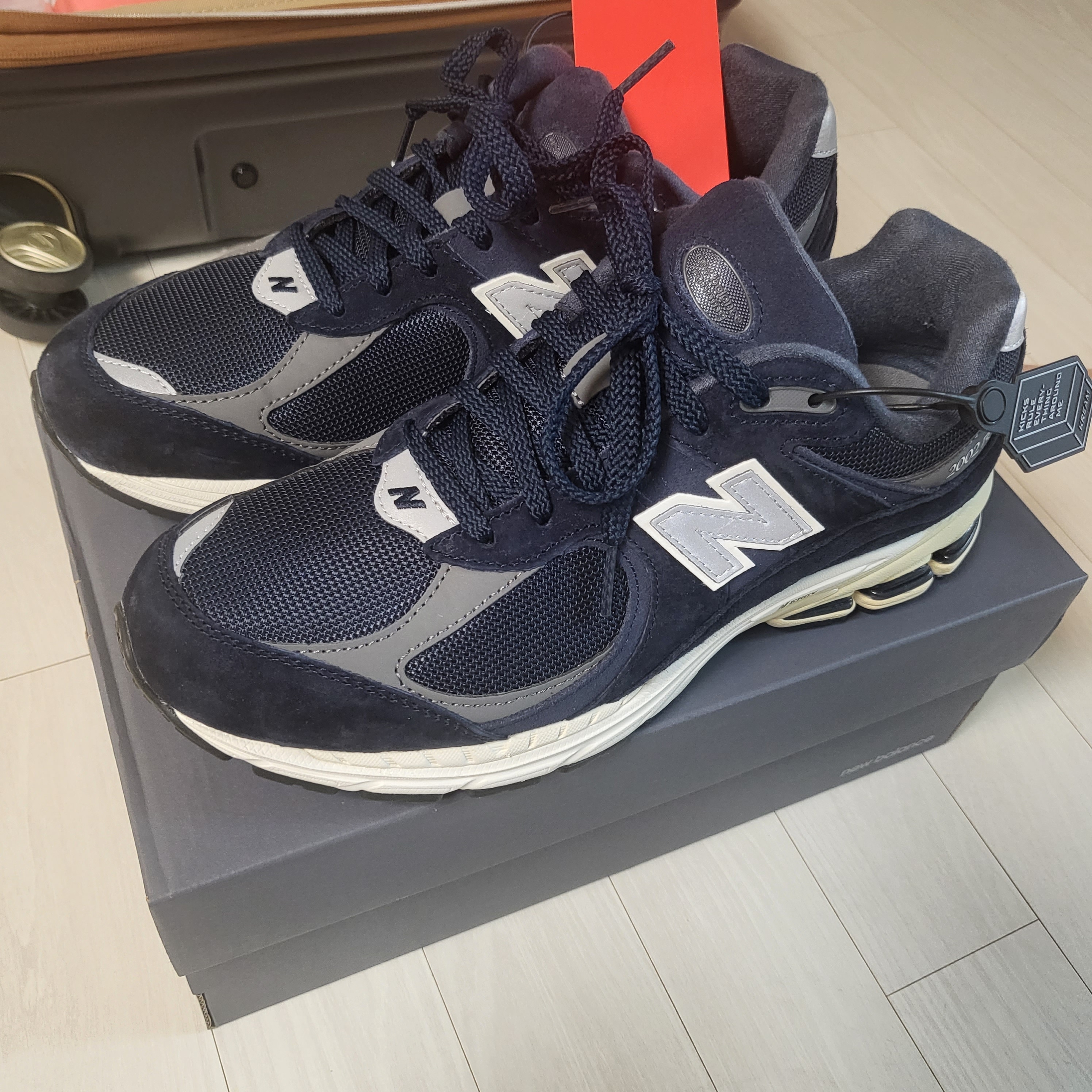 New Balance 2002R Eclipse Castlerock 착용 스타일