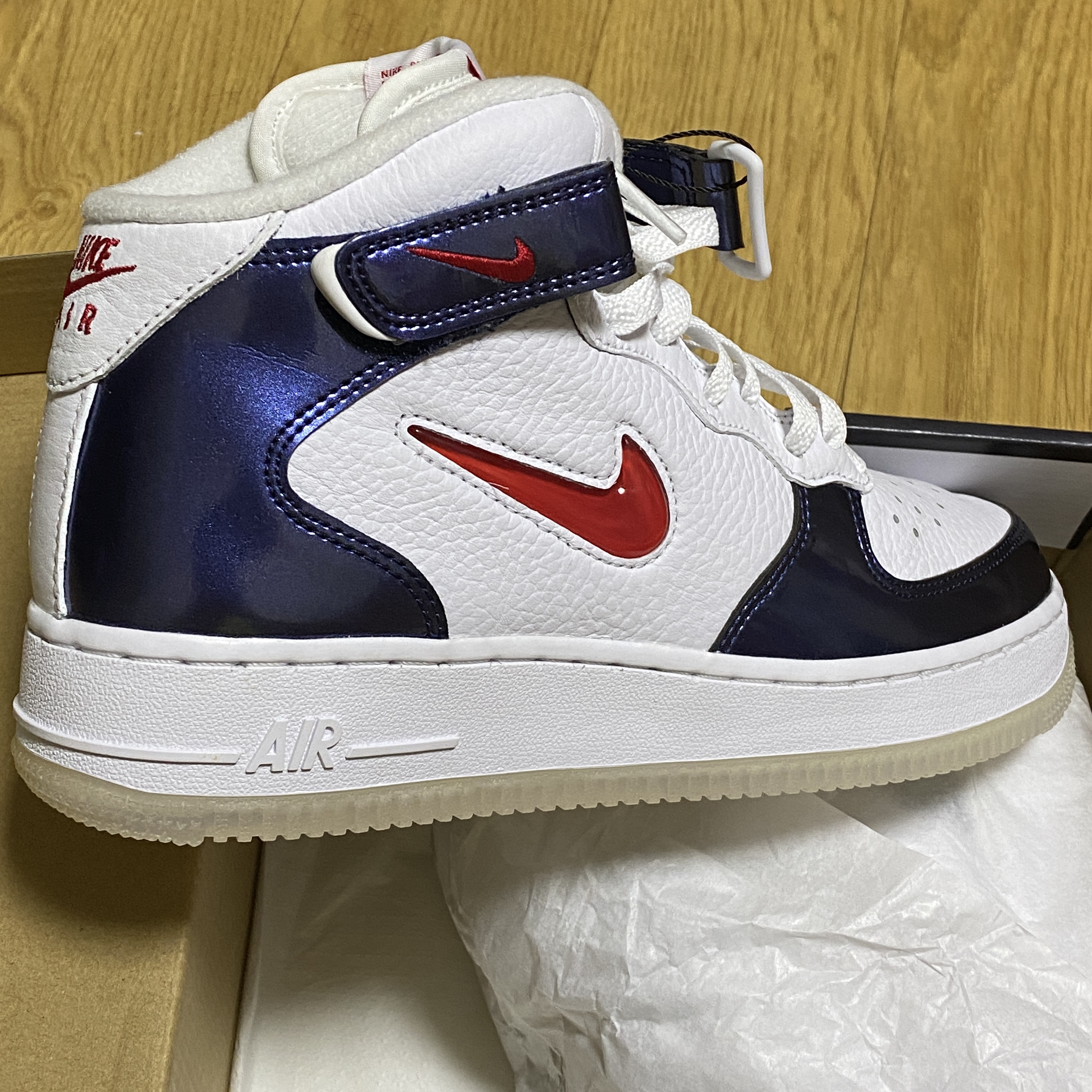 Nike Air Force 1 Mid QS University Red and Midnight Navy 착용 스타일