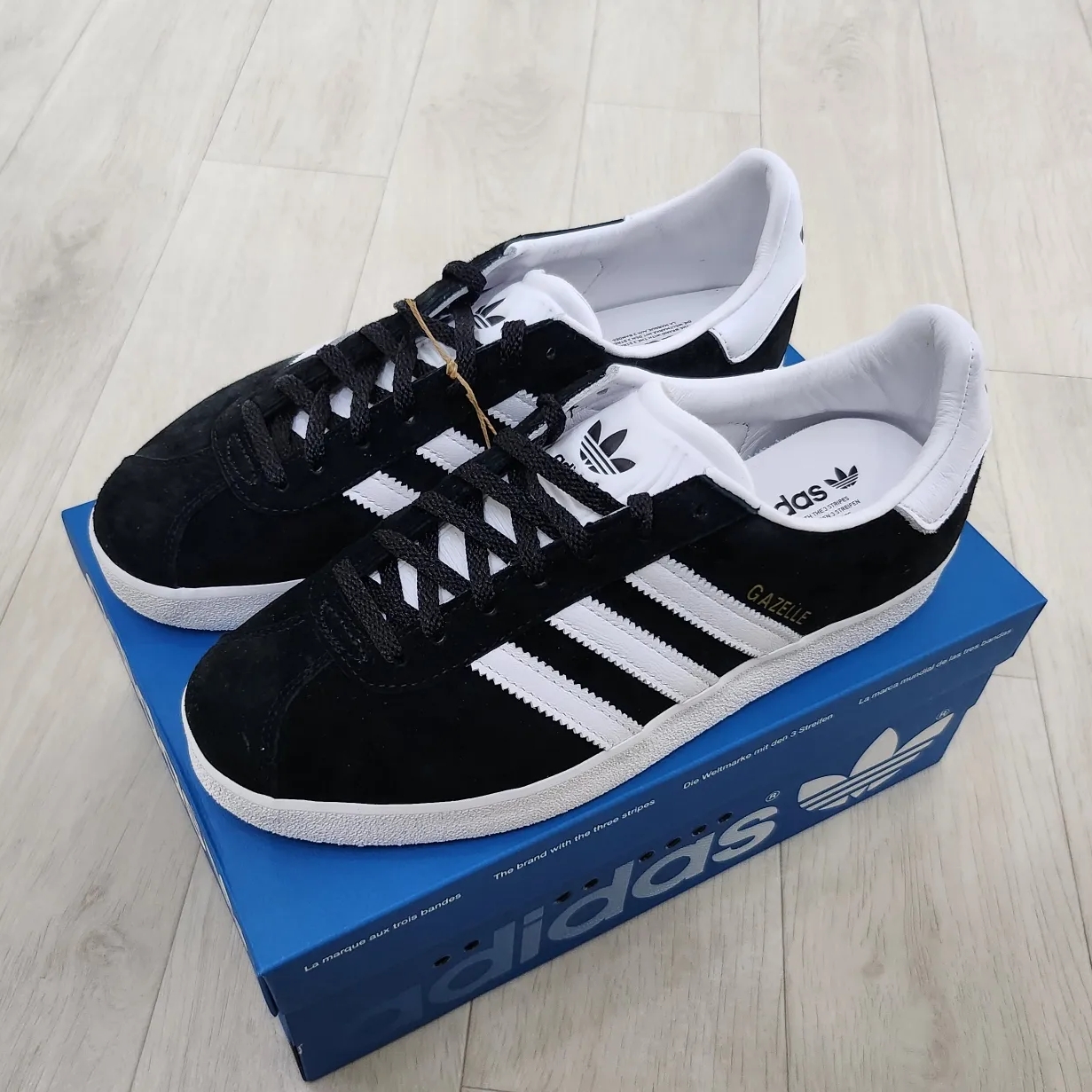 Adidas Gazelle 85 Core Black 착용 스타일 - 2