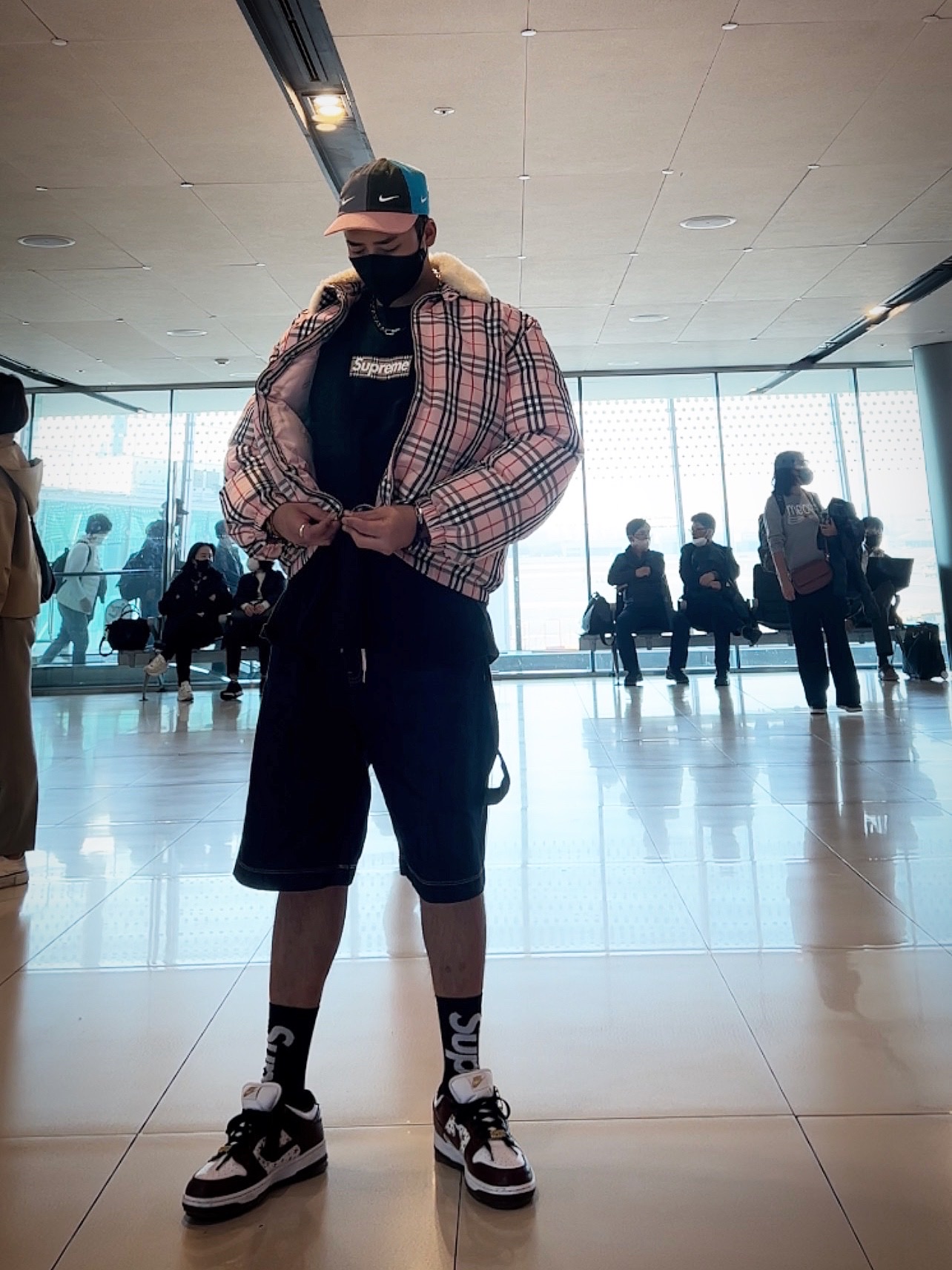 Supreme x Burberry Box Logo T-Shirt Black - 22SS, Supreme x Burberry Shearling Collar Down Puffer Jacket Pink - 22SS 착용 스타일 - 2