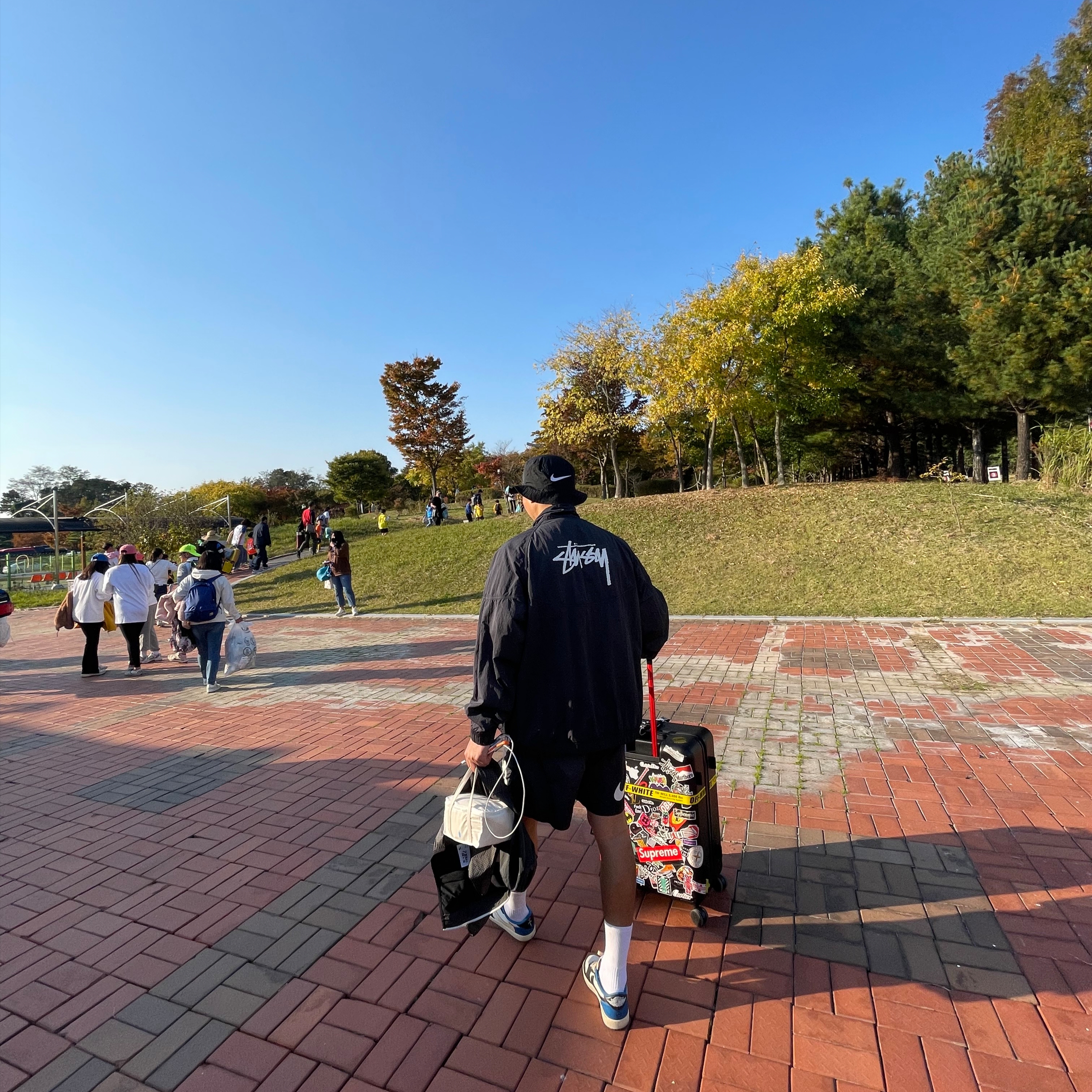 Nike x Stussy Windrunner Jacket Off Noir, Nike x Stussy Water Shorts Off Noir 착용 스타일 - 1