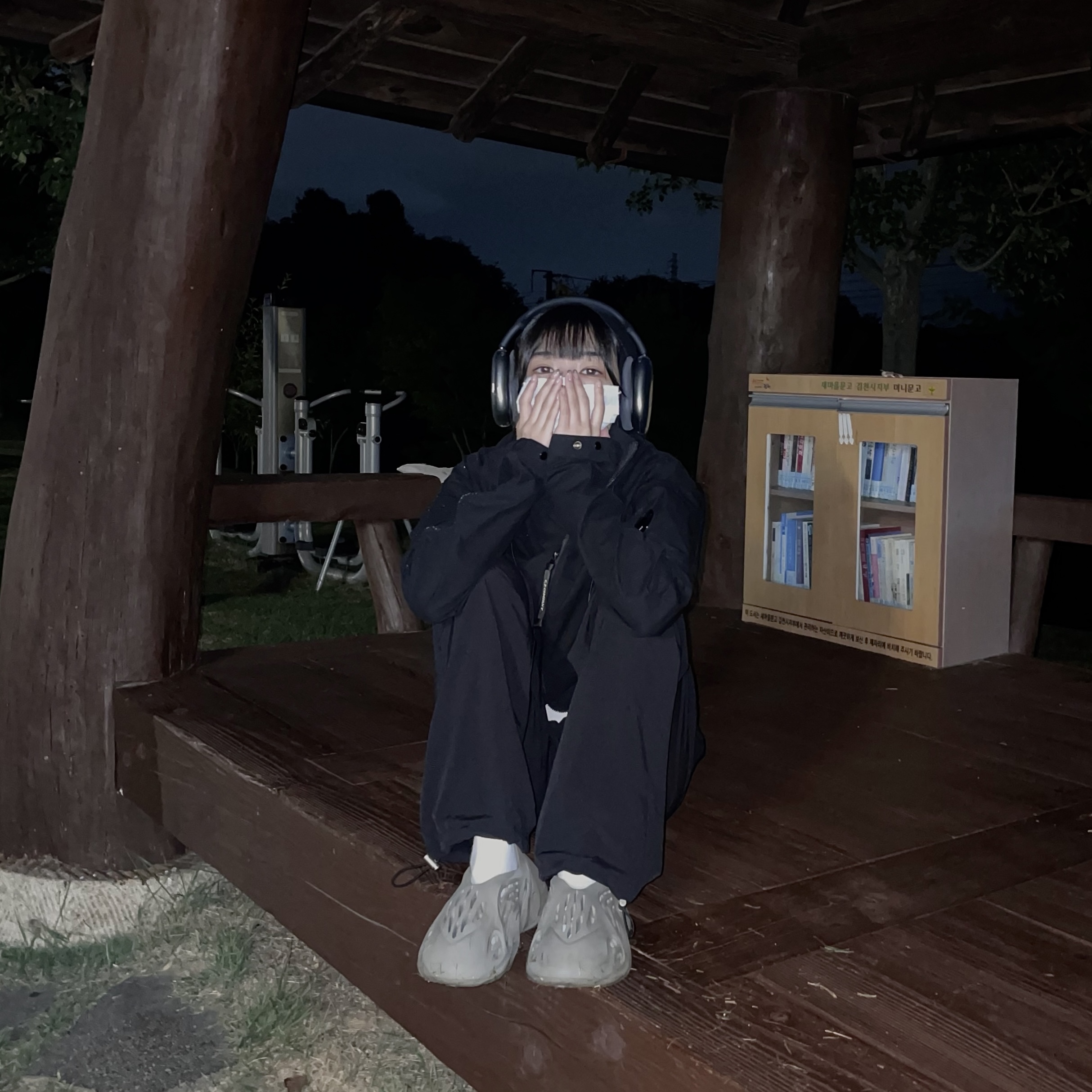 Adidas Yeezy Foam RNNR Stone Sage, Apple AirPods Max Lightning Space Gray (Korean Ver.) 착용 스타일 - 1