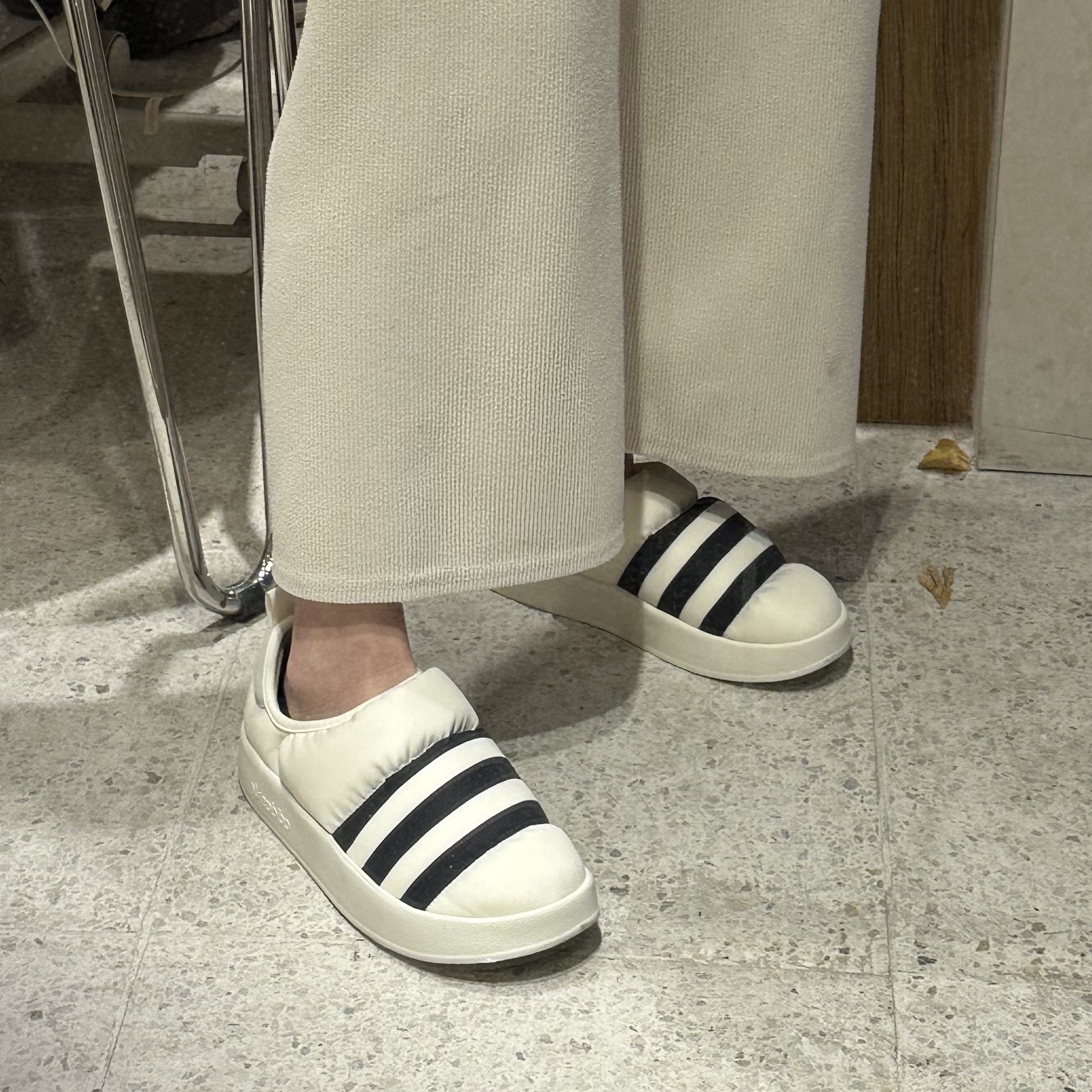 Adidas Puffylette Off White 착용 스타일