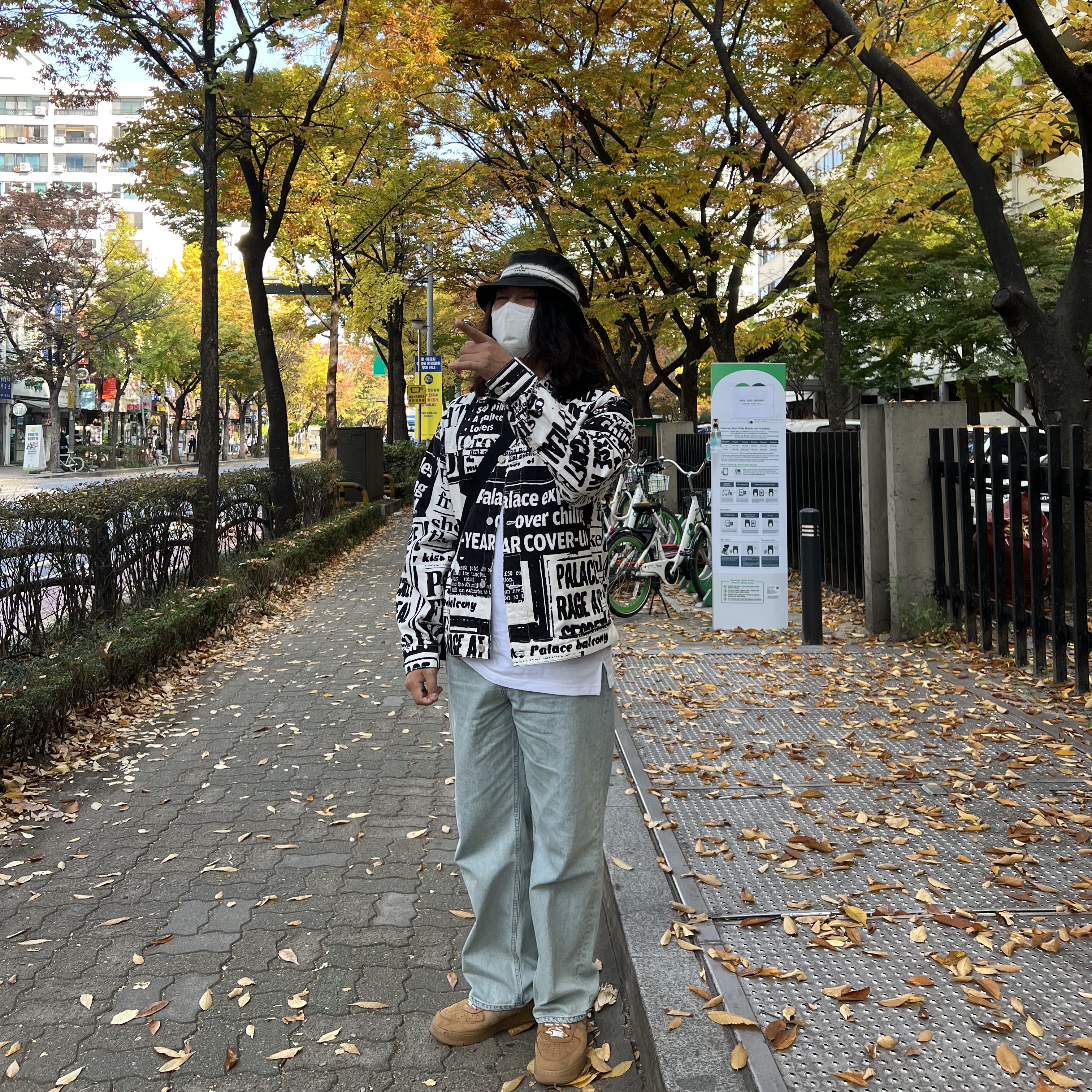 Uniqlo U Drawstring Shoulder Bag Black, Nike x Supreme Air Force 1 Low Flax 착용 스타일 - 3