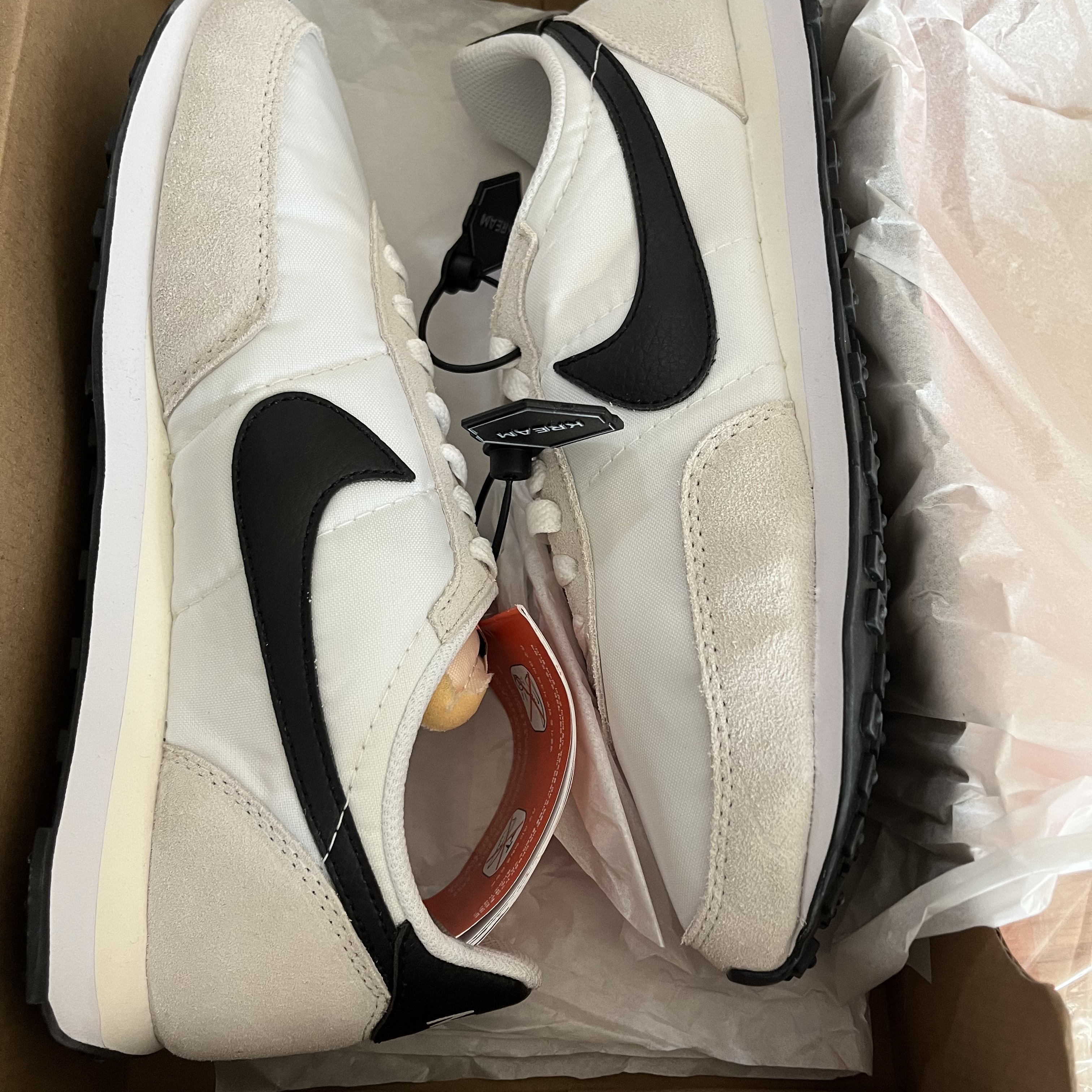 Nike Waffle Trainer 2 Black Sail 착용 스타일