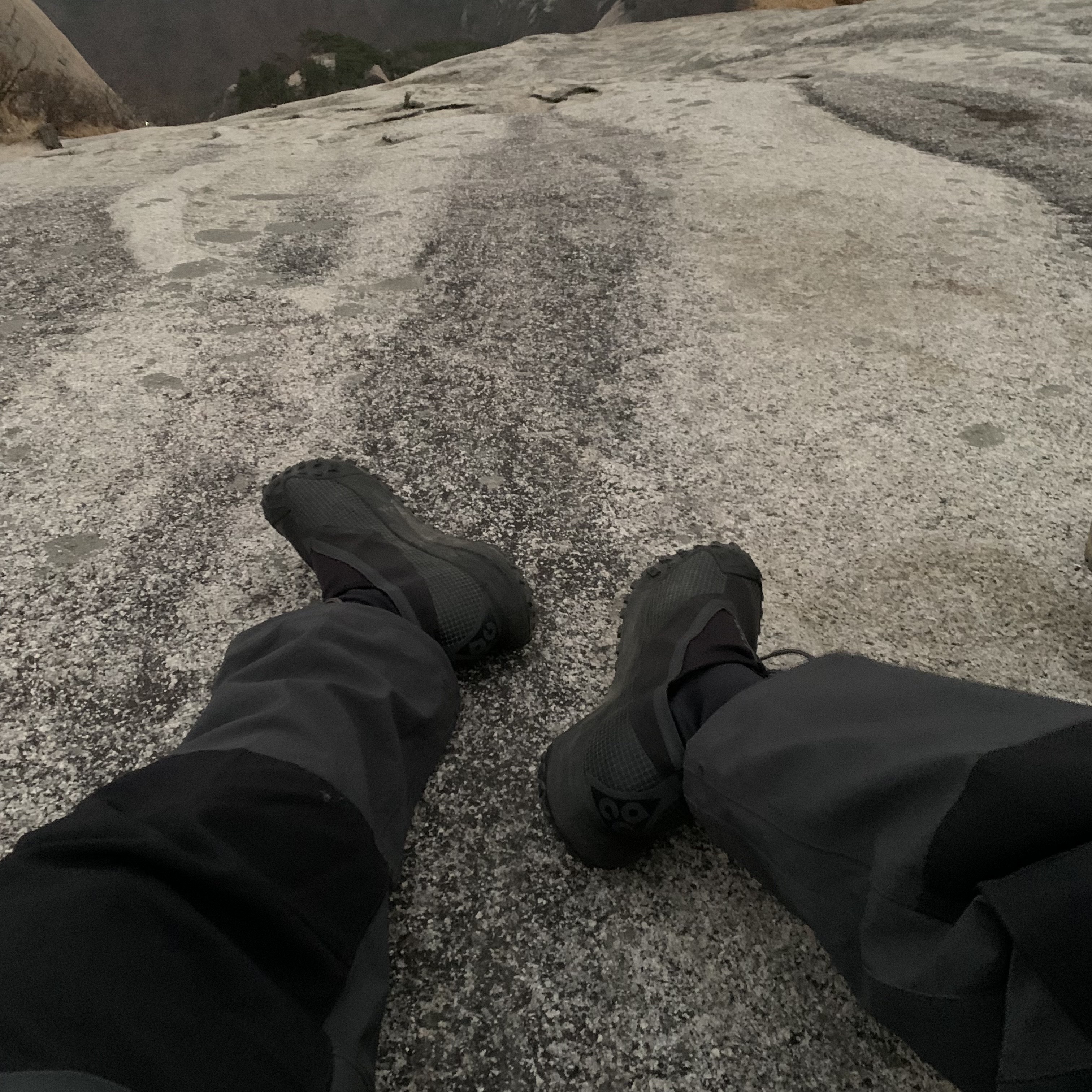 Nike ACG Mountain Fly Gore-Tex Black and Dark Grey, Nike ACG Smith Summit Cargo Pants Dark Smoke Grey - Asia 착용 스타일 - 2