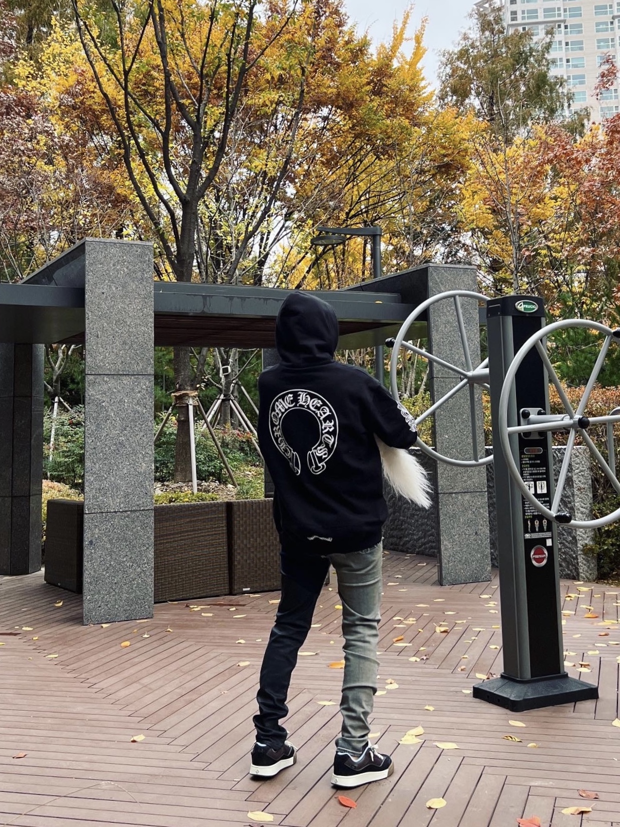 Chrome Hearts Horseshoe Floral Fleece Zip-Up Hoodie Black, Dior x Cactus Jack B713 Sneakers Mocha Black 착용 스타일 - 1