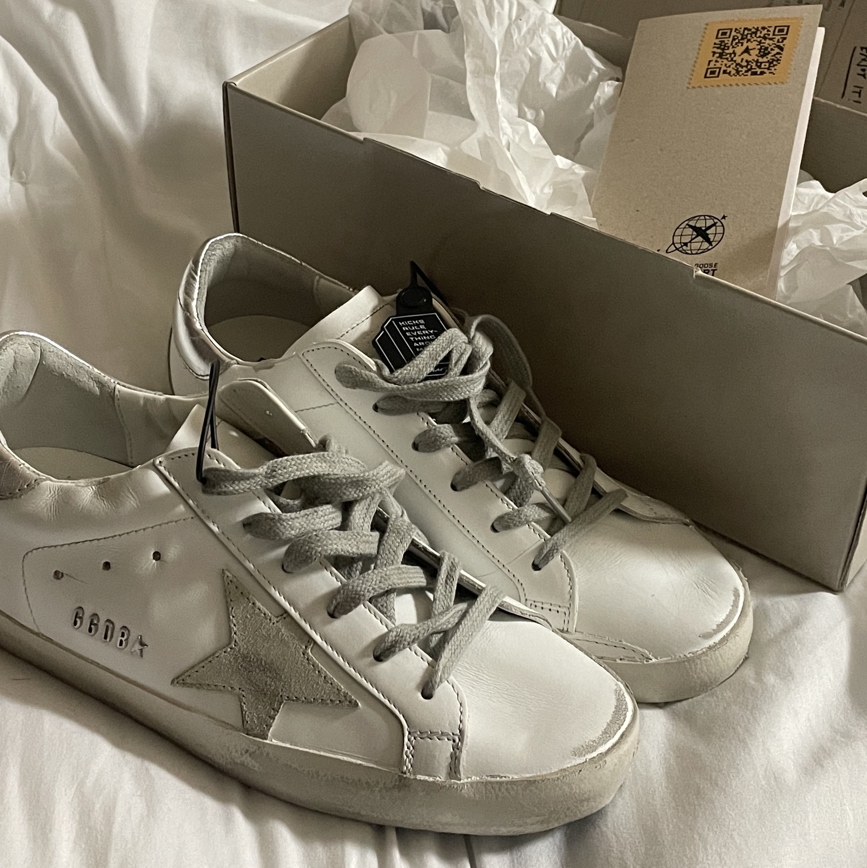 (W) Golden Goose Superstar White Silver Heel Tab Sneakers 착용 스타일 - 1