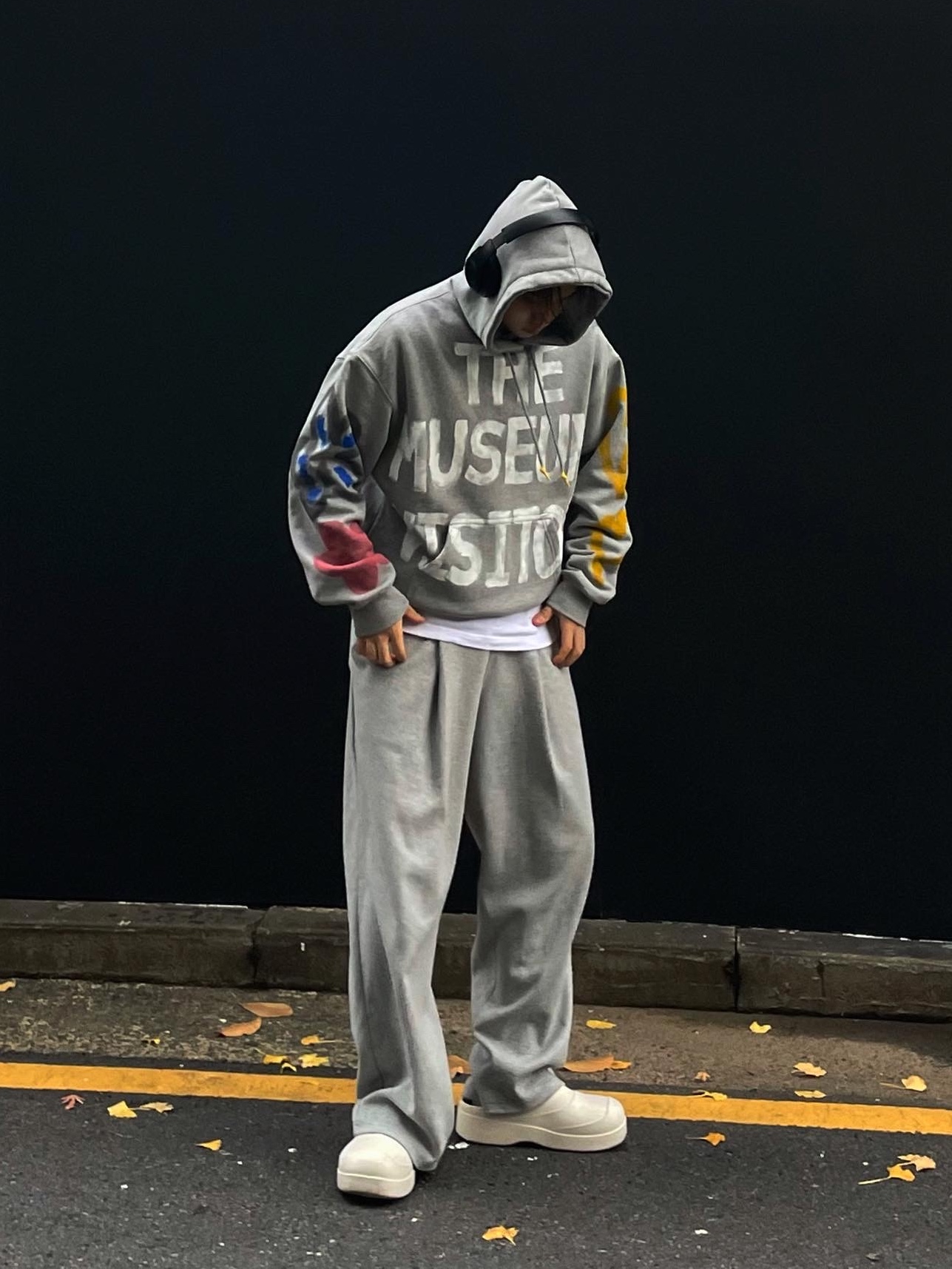The Museum Visitor Heart Sprayed Hoody Grey - 22PF 착용 스타일 - 1