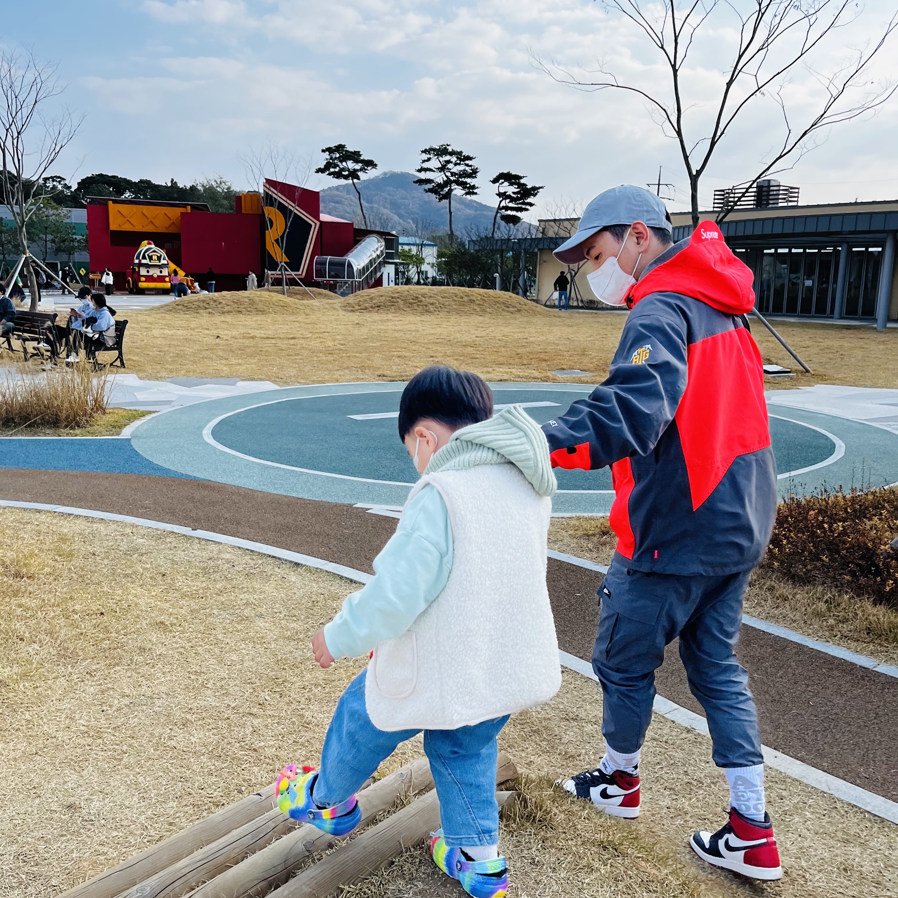 Nike Heritage 86 Futura Washed Cap Particle Grey, Supreme x The North Face RTG Jacket + Vest Red - 20SS 착용 스타일