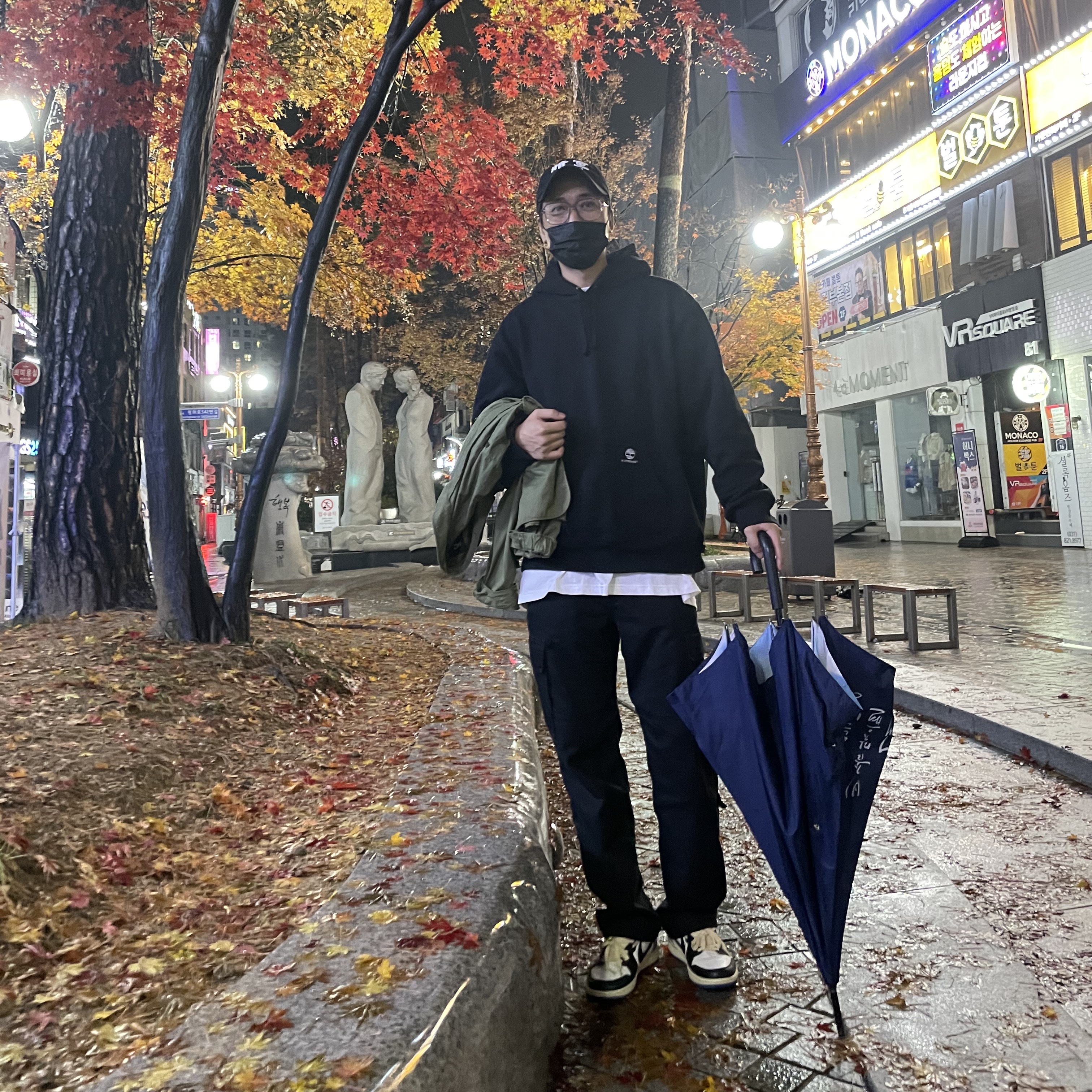 Darkr8m Studio White Logo Cap, Supreme x Timberland Hooded Sweatshirt Black - 21FW 착용 스타일 - 1