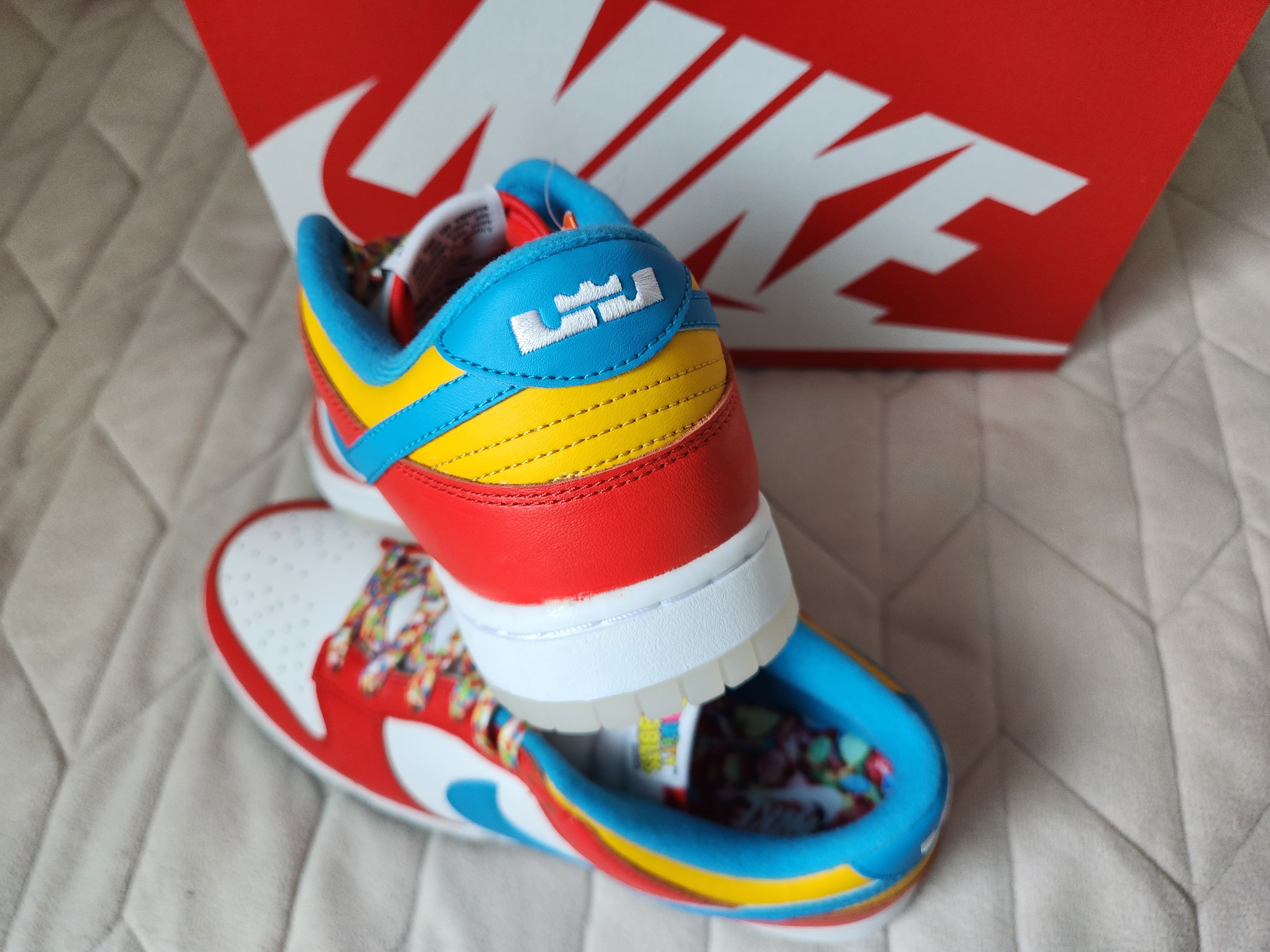 Nike x LeBron James x Fruity Pebbles Dunk Low QS Habanero Red 착용 스타일 - 4