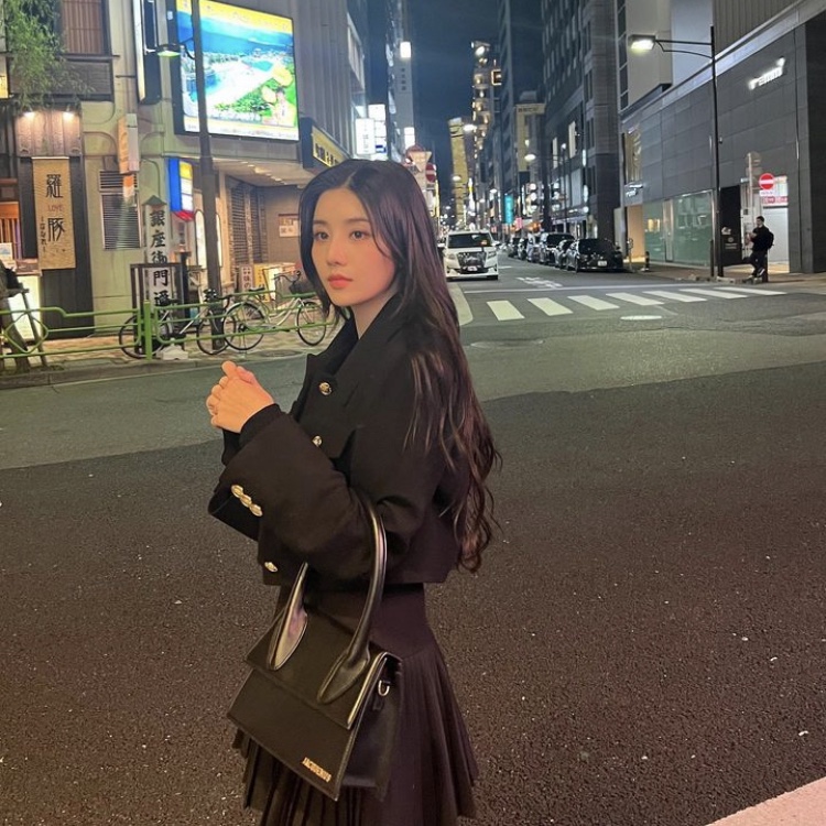 Jacquemus Le Chiquito Moyen Leather Handbag Black, Jacquemus Le Grand Chiquito Large Leather Handbag Black 착용 스타일 - 2