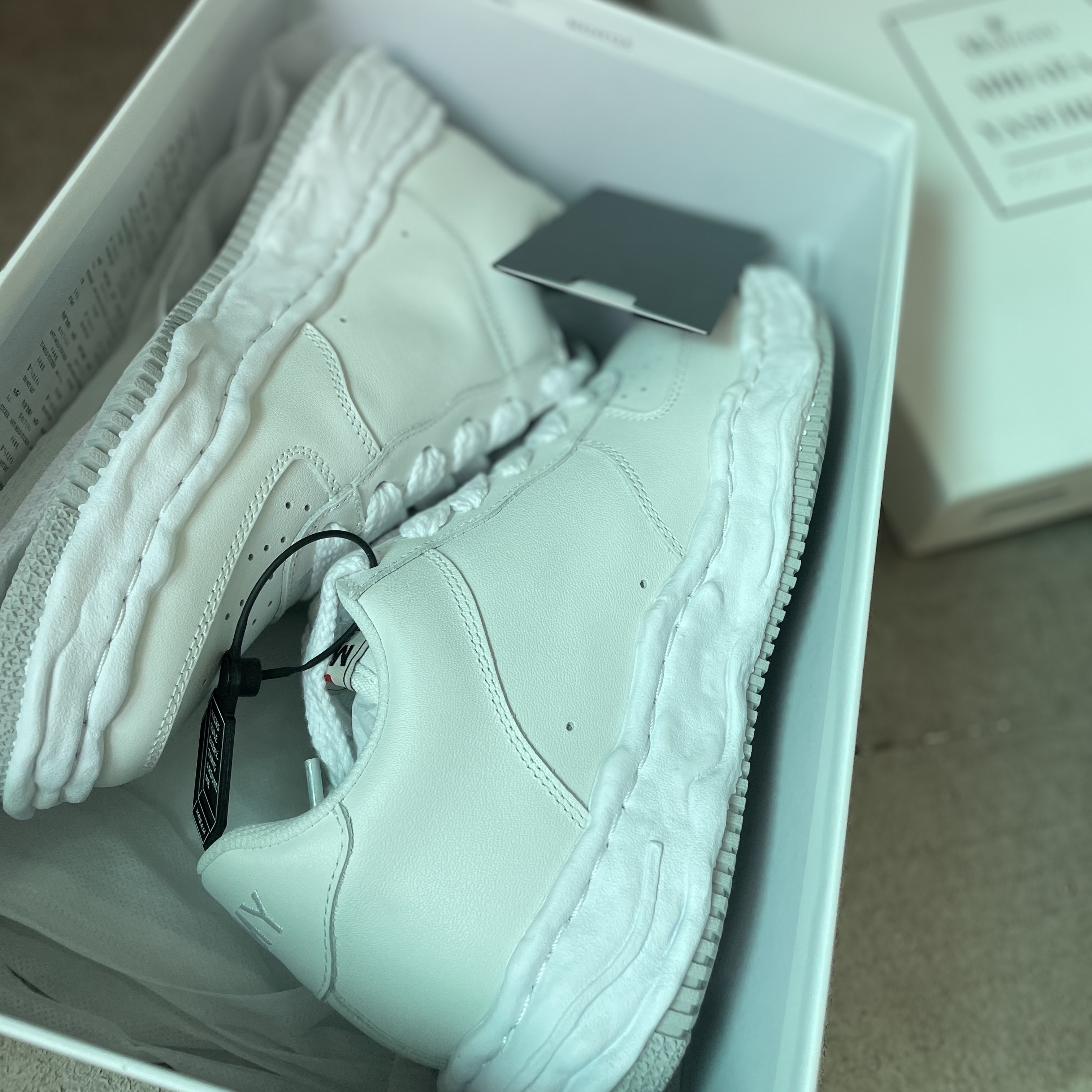 Maison Mihara Yasuhiro Wayne OG Sole Leather Low-top Sneakers White 착용 스타일 - 2
