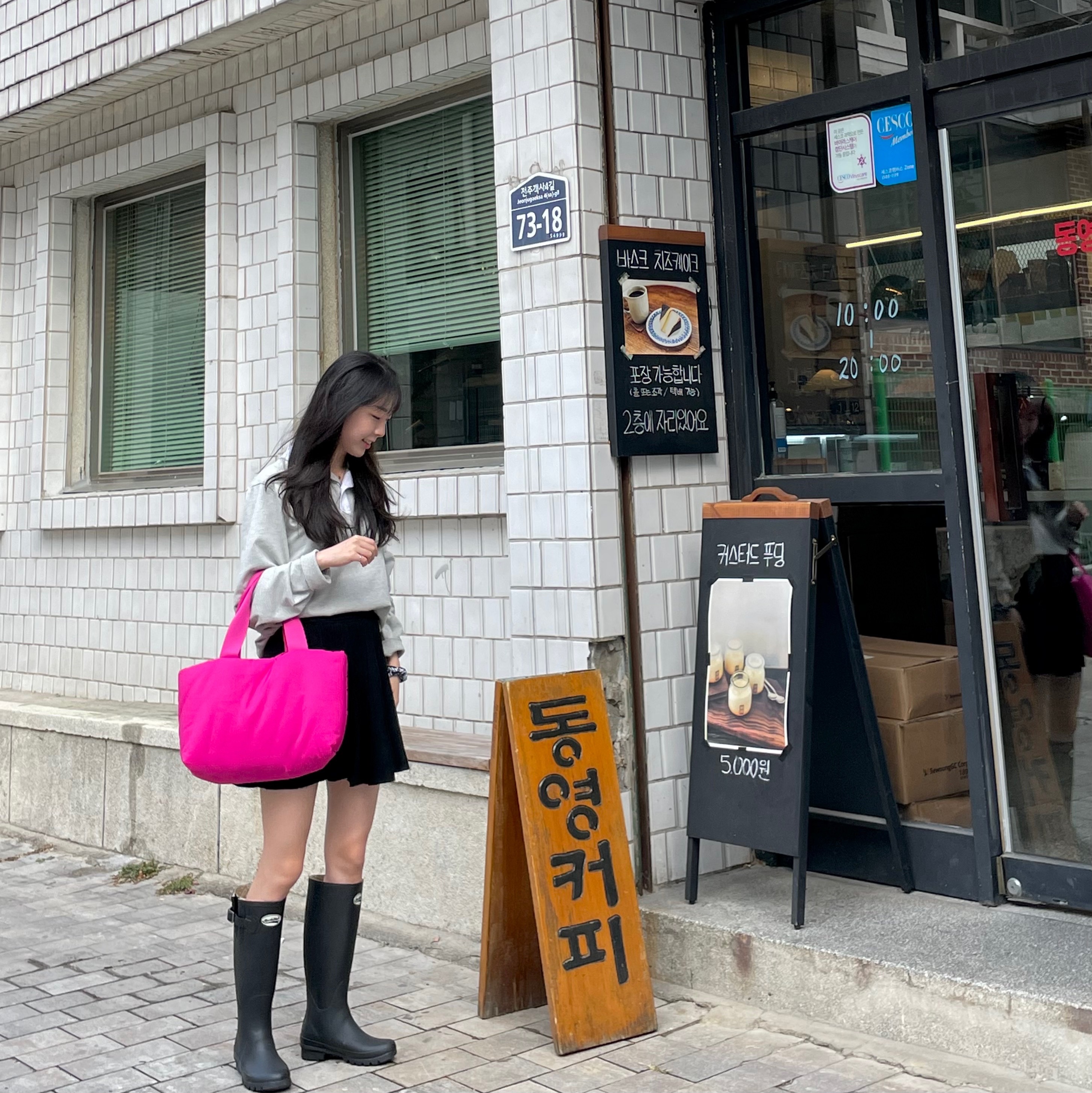 COS Padded Shopper Bag Pink 착용 스타일 - 2