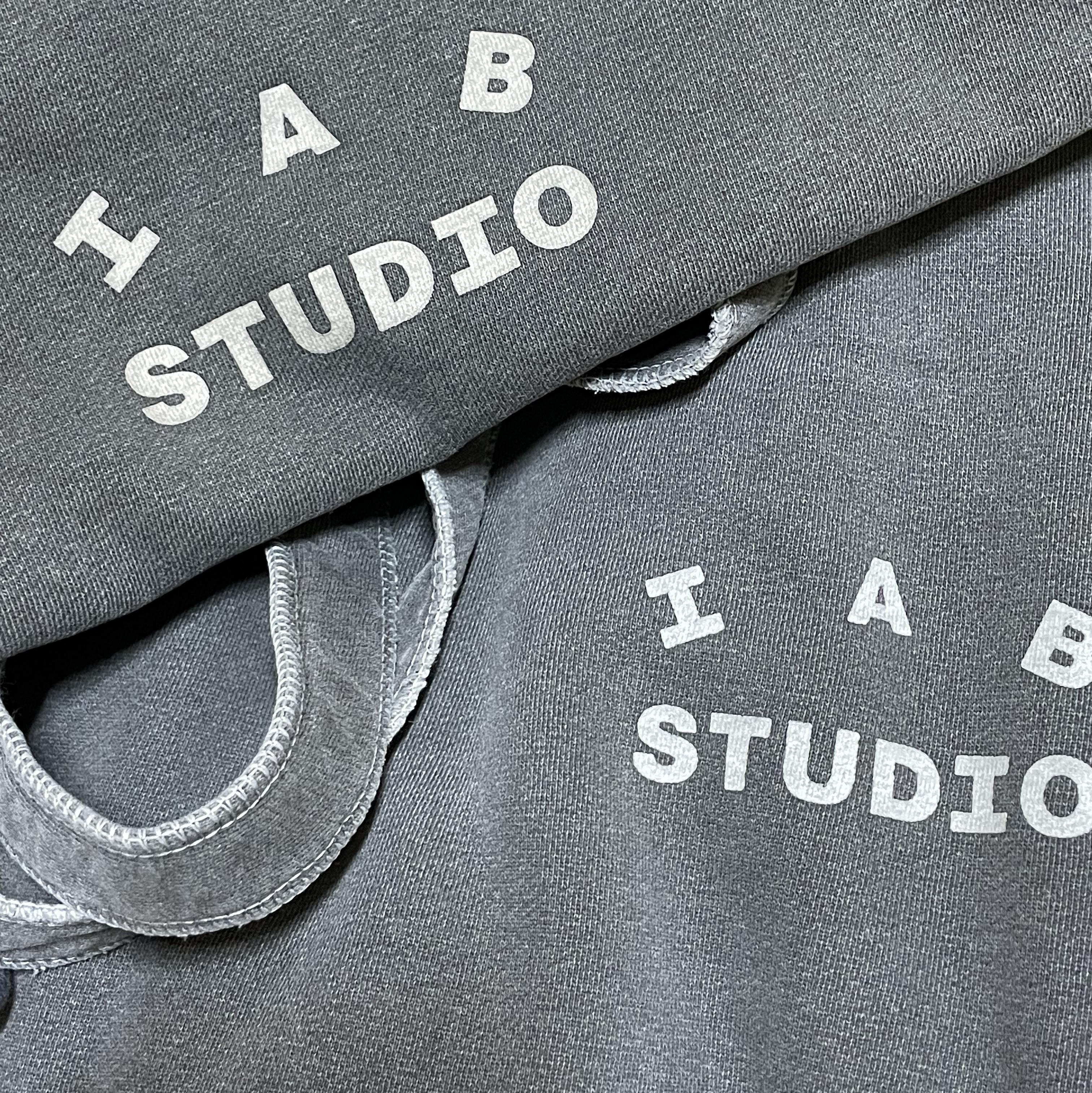 IAB Studio Pigment Hoodie & Sack Black 착용 스타일