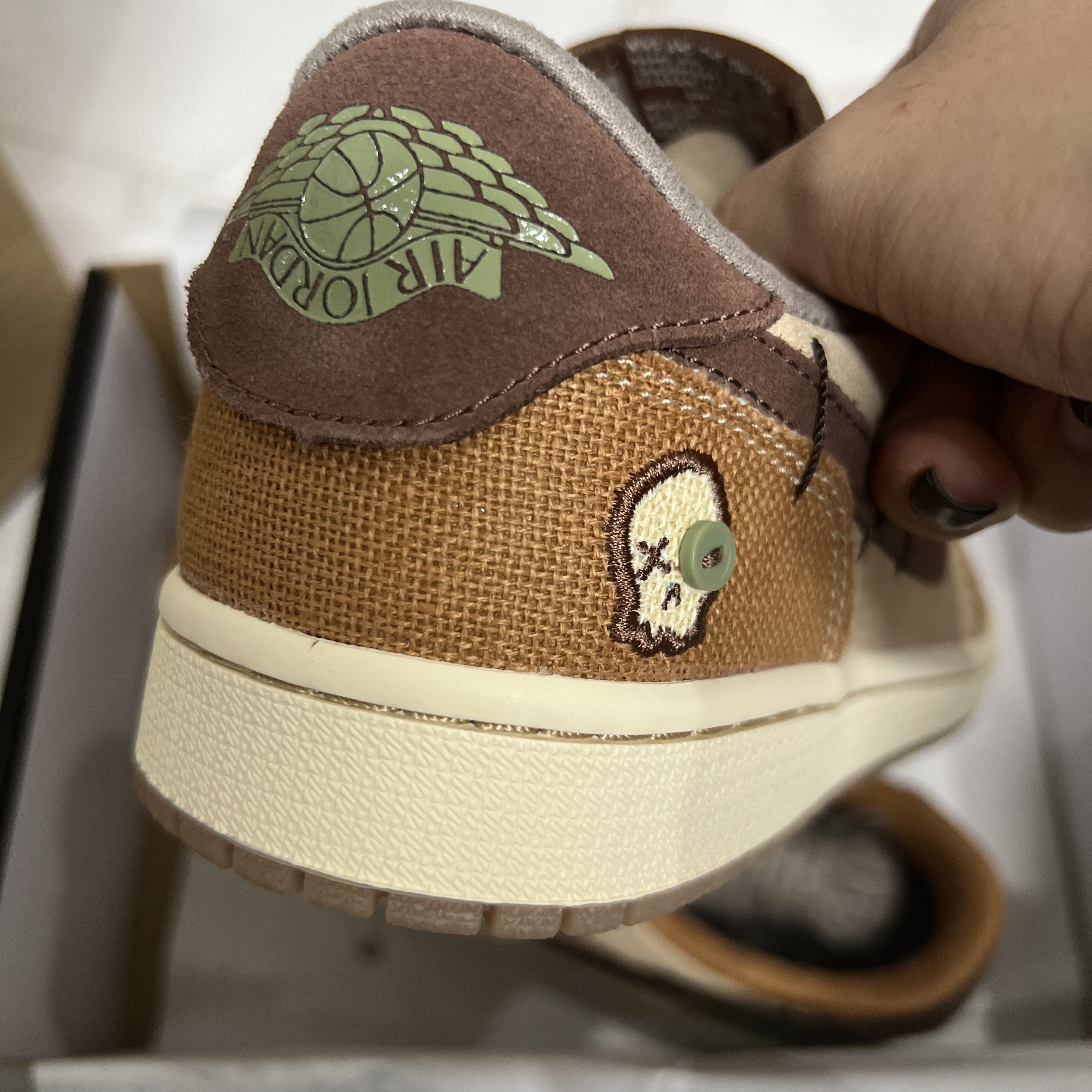 Jordan 1 x Zion Williamson Retro Low OG Flax and Oil Green 착용 스타일 - 3
