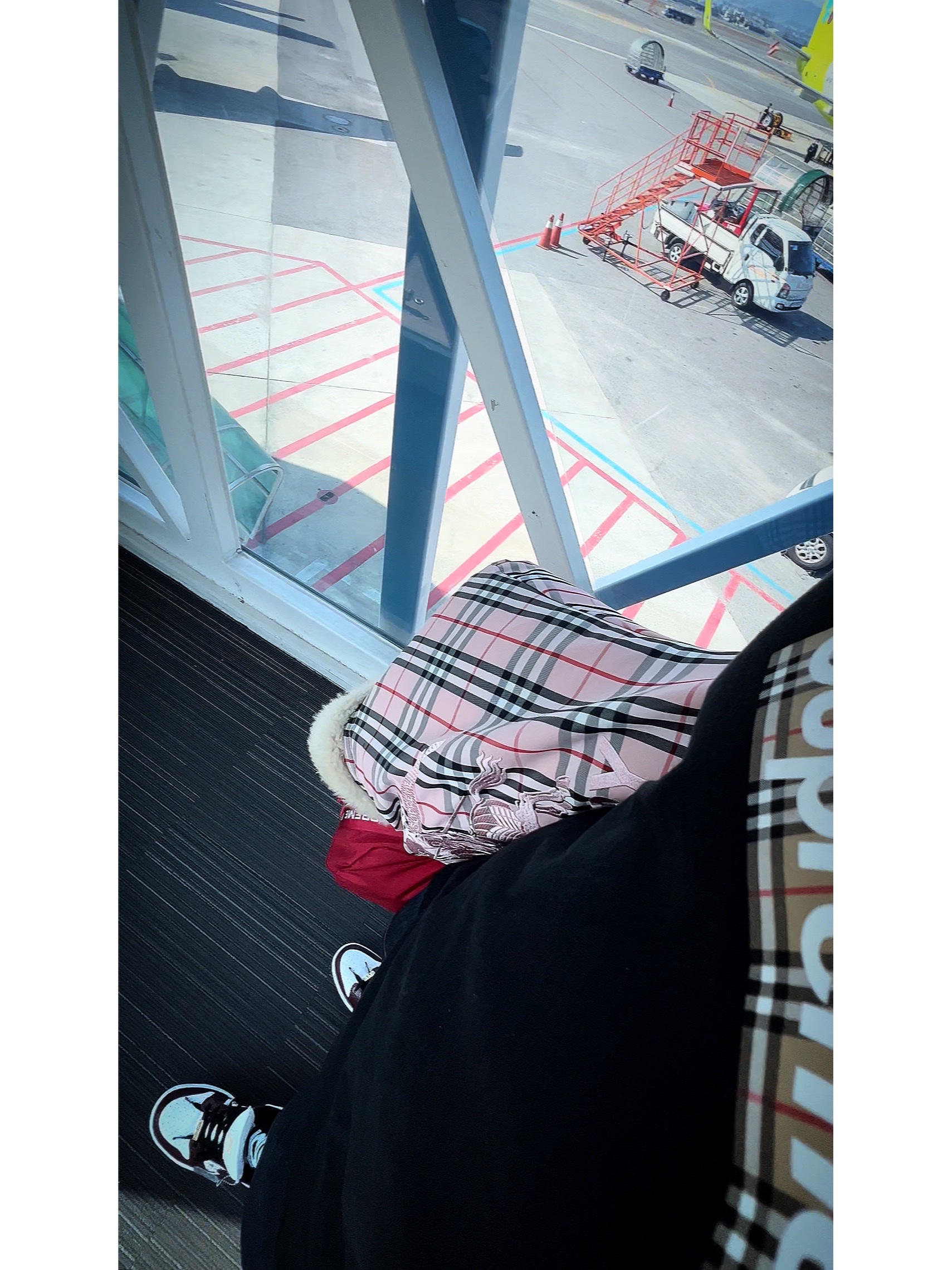 Supreme x Burberry Box Logo T-Shirt Black - 22SS, Supreme x Burberry Shearling Collar Down Puffer Jacket Pink - 22SS 착용 스타일 - 4