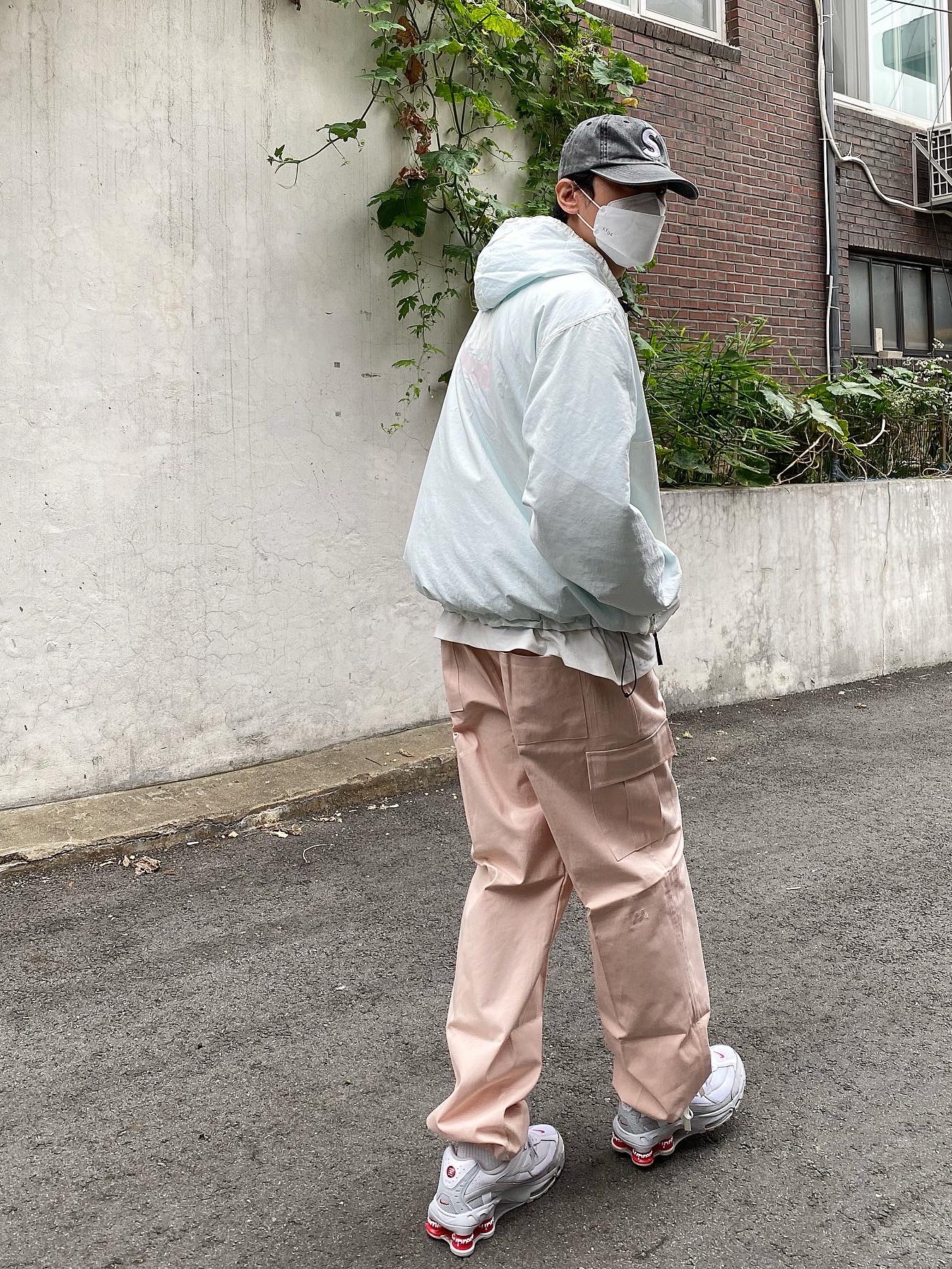 Supreme x Nike Jewel Reversible Ripstop Anorak White - 20FW, Supreme Pigment Print S Logo 6-Panel Black - 20SS 착용 스타일 - 5