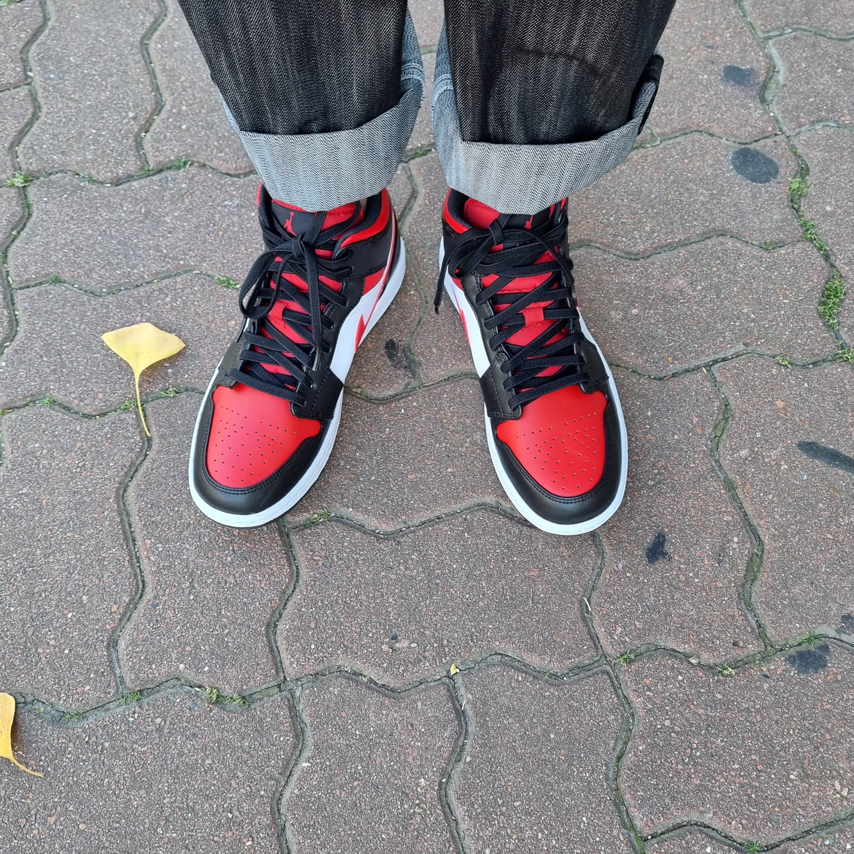 Jordan 1 Mid Black Fire Red 착용 스타일 - 2