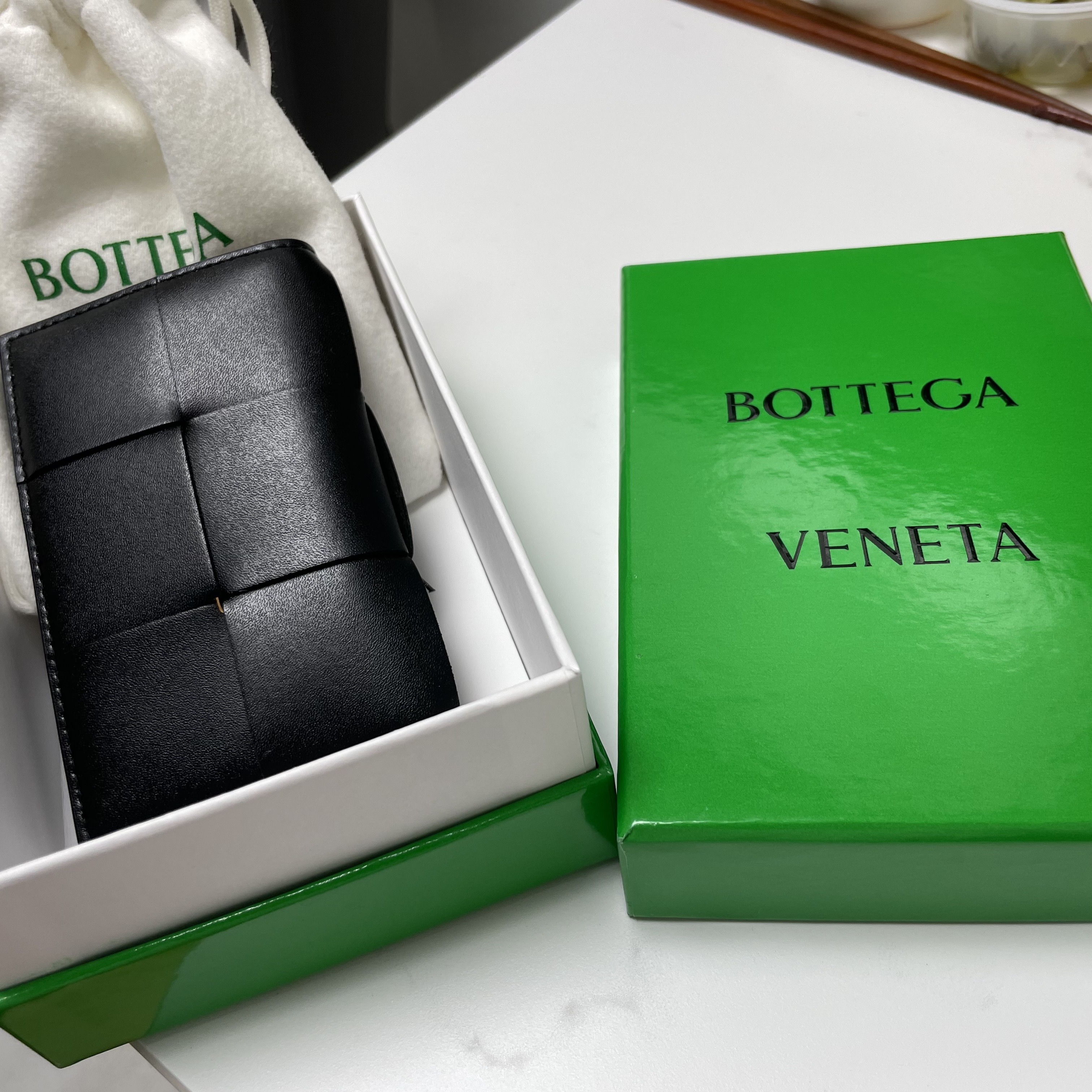 Bottega Veneta Flap Card Case Black 착용 스타일