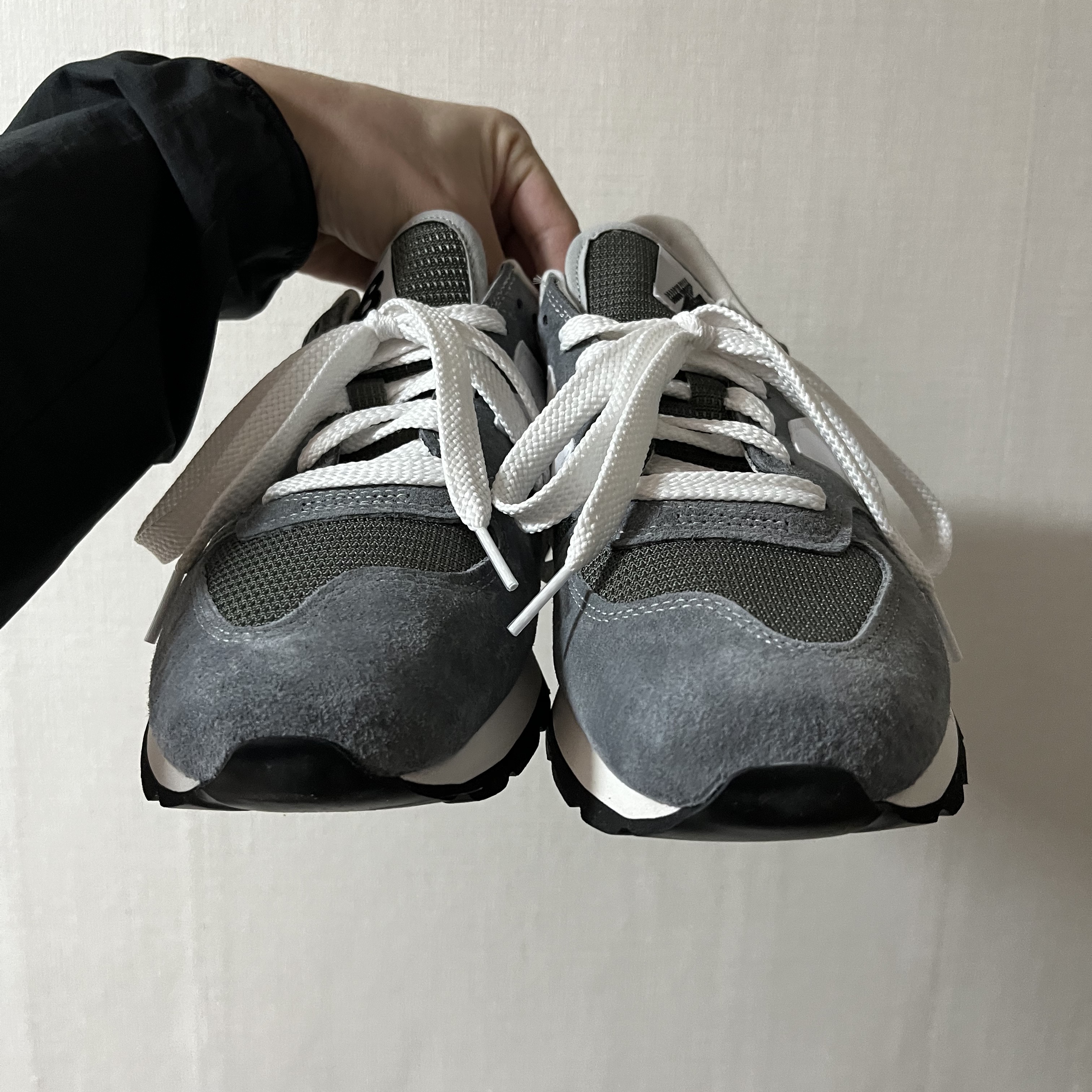 New Balance 990v1 Made in USA Grey White 착용 스타일 - 2