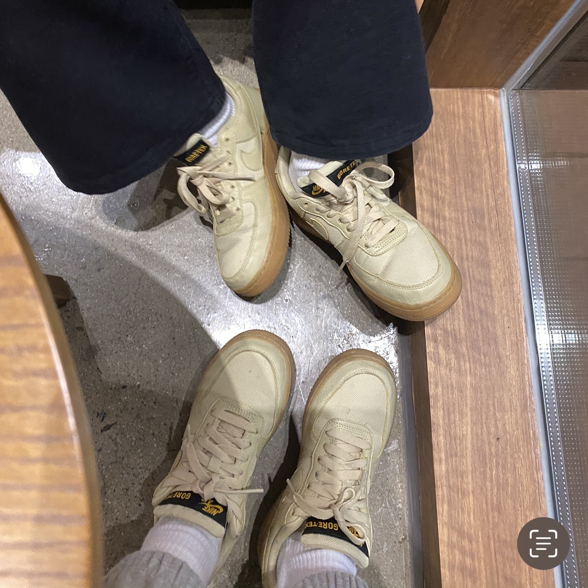 Nike Air Force 1 Low Gore-Tex Team Gold Khaki 착용 스타일 - 4