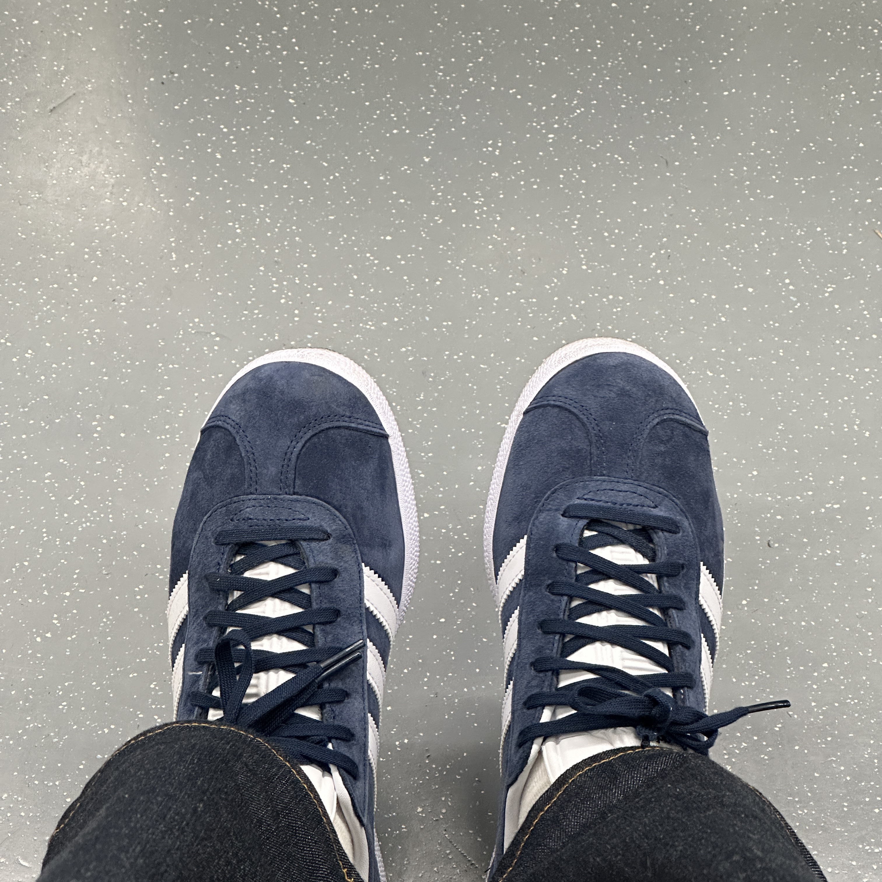 Adidas Gazelle Collegiate Navy 착용 스타일