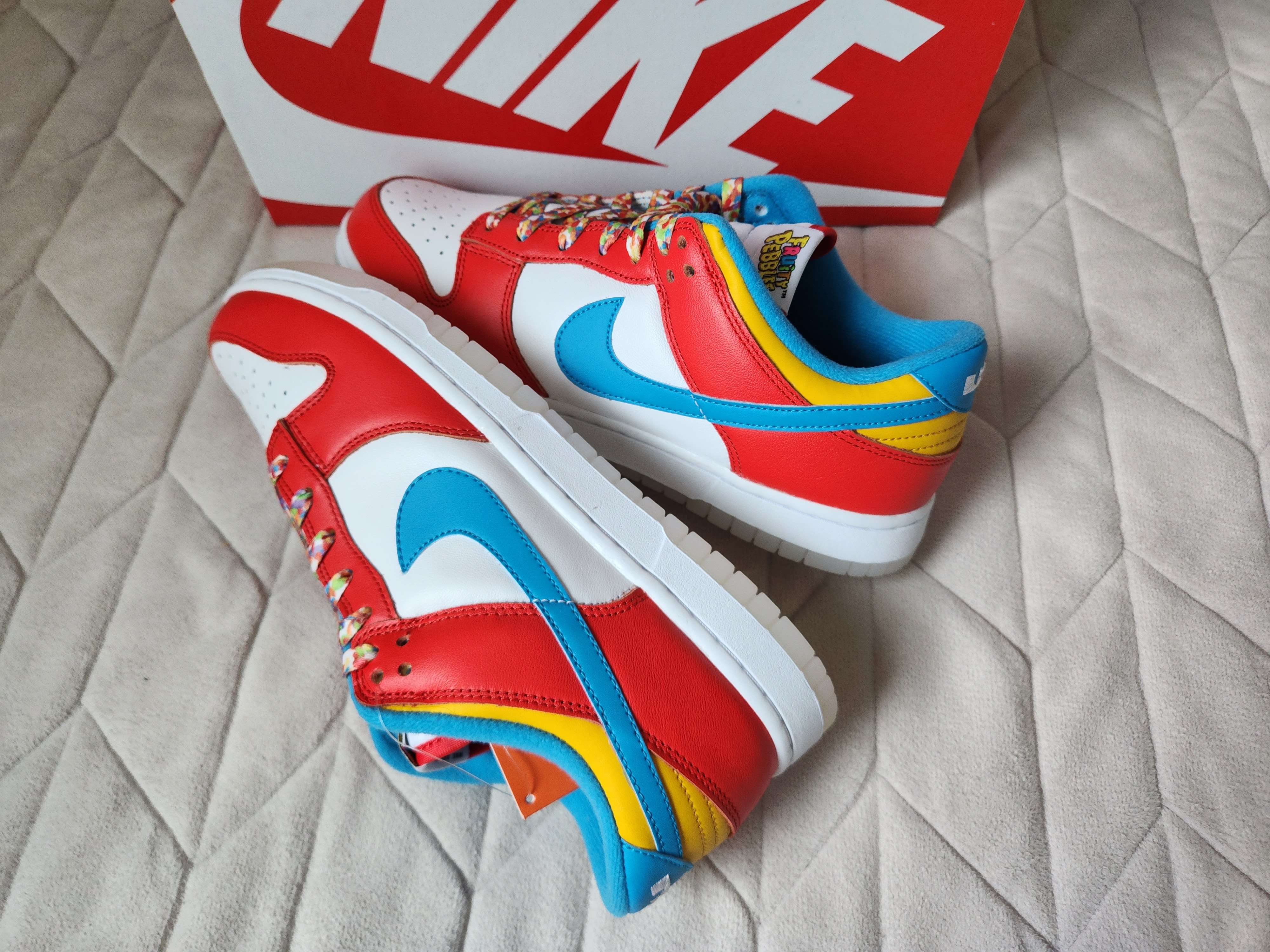 Nike x LeBron James x Fruity Pebbles Dunk Low QS Habanero Red 착용 스타일 - 3