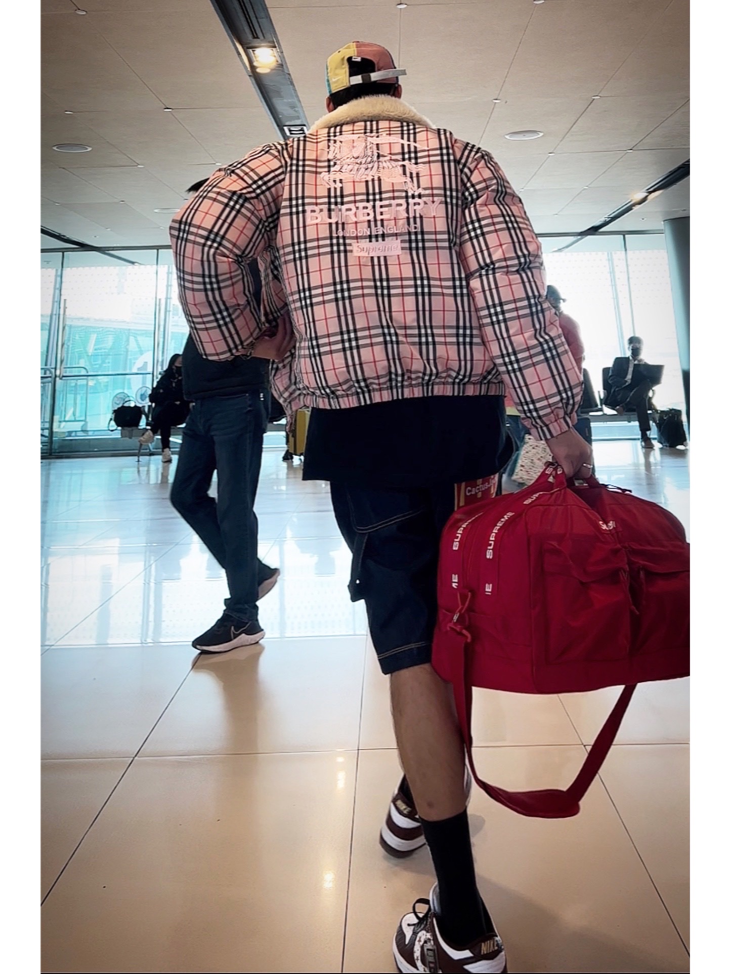 Supreme x Burberry Box Logo T-Shirt Black - 22SS, Supreme x Burberry Shearling Collar Down Puffer Jacket Pink - 22SS 착용 스타일 - 1