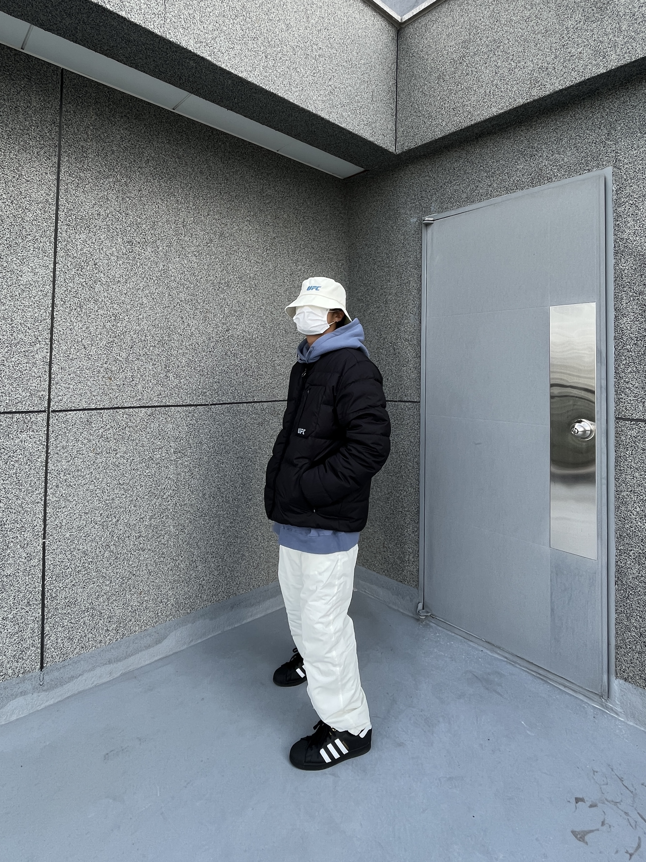 Adidas Superstar Core Black White 착용 스타일 - 2