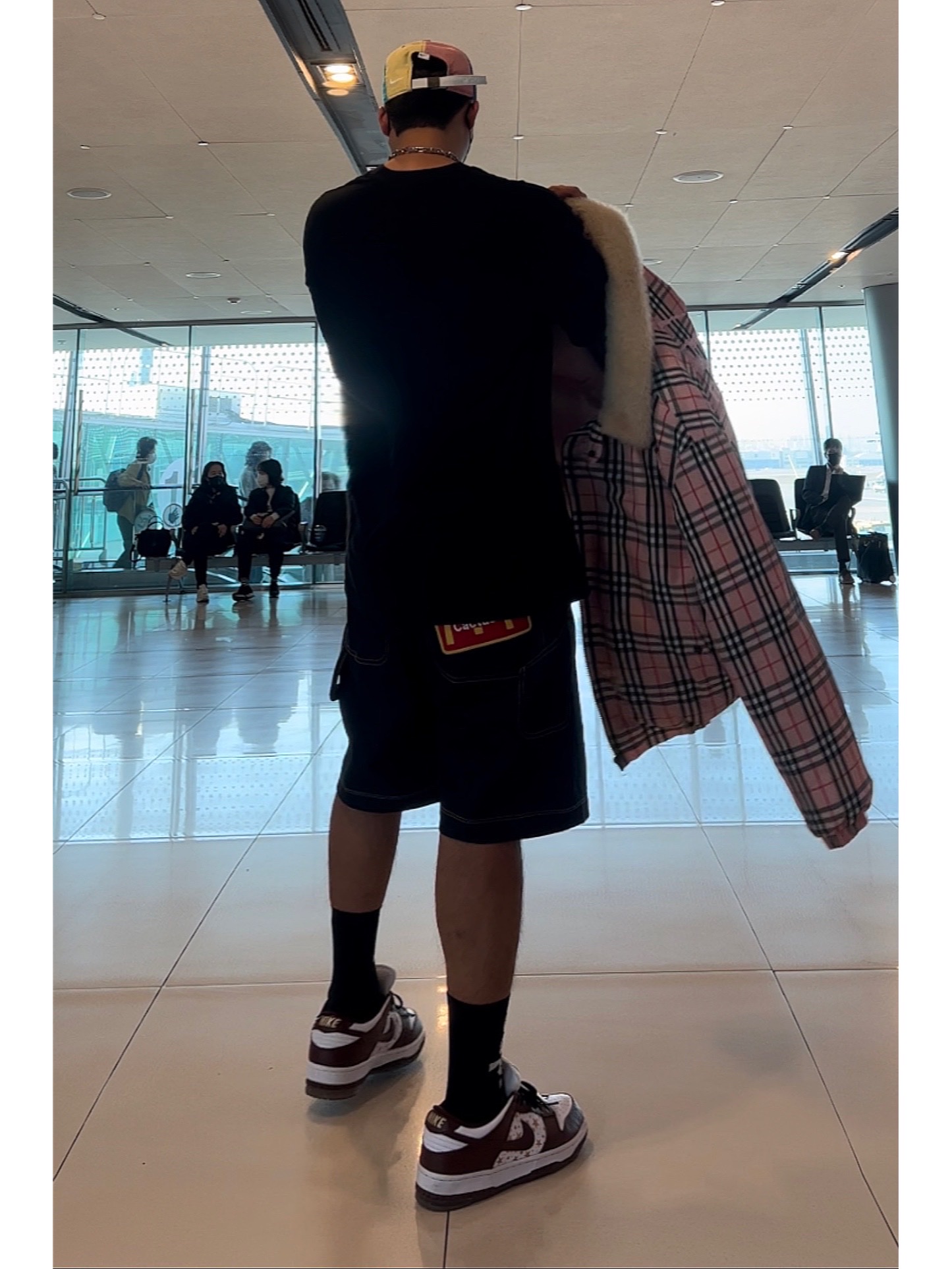 Supreme x Burberry Box Logo T-Shirt Black - 22SS, Supreme x Burberry Shearling Collar Down Puffer Jacket Pink - 22SS 착용 스타일 - 2