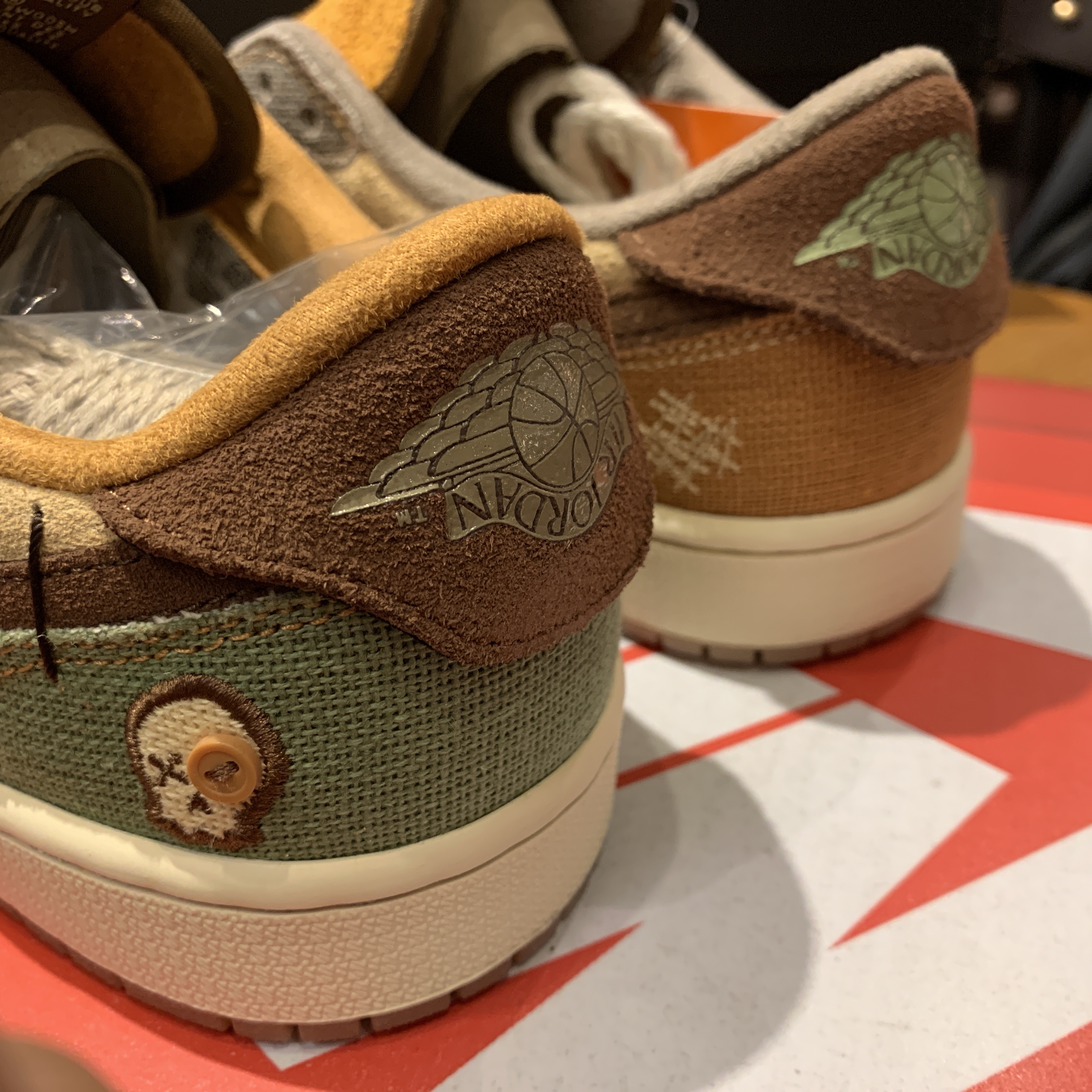 Jordan 1 x Zion Williamson Retro Low OG Flax and Oil Green 착용 스타일 - 2
