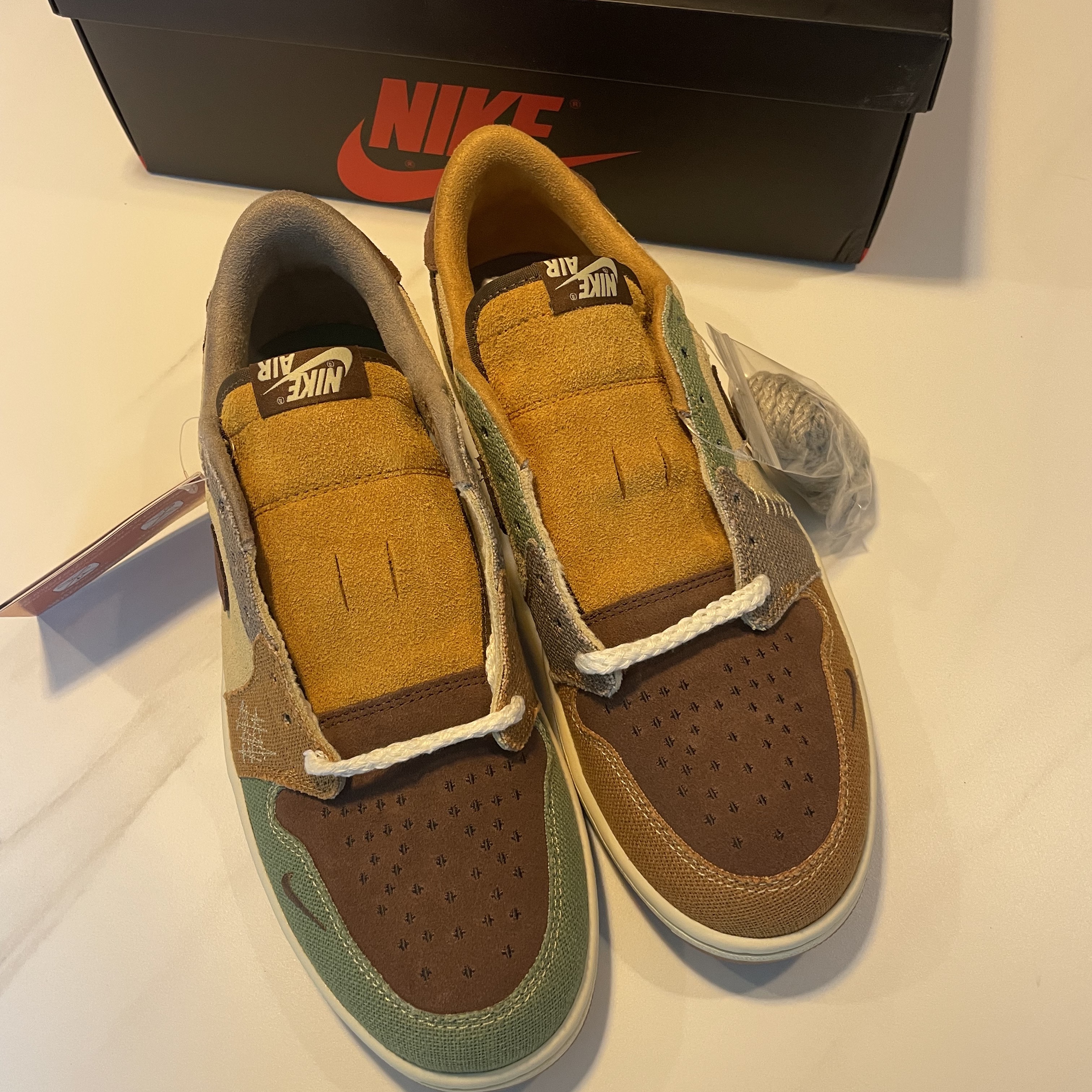 Jordan 1 x Zion Williamson Retro Low OG Flax and Oil Green 착용 스타일 - 1