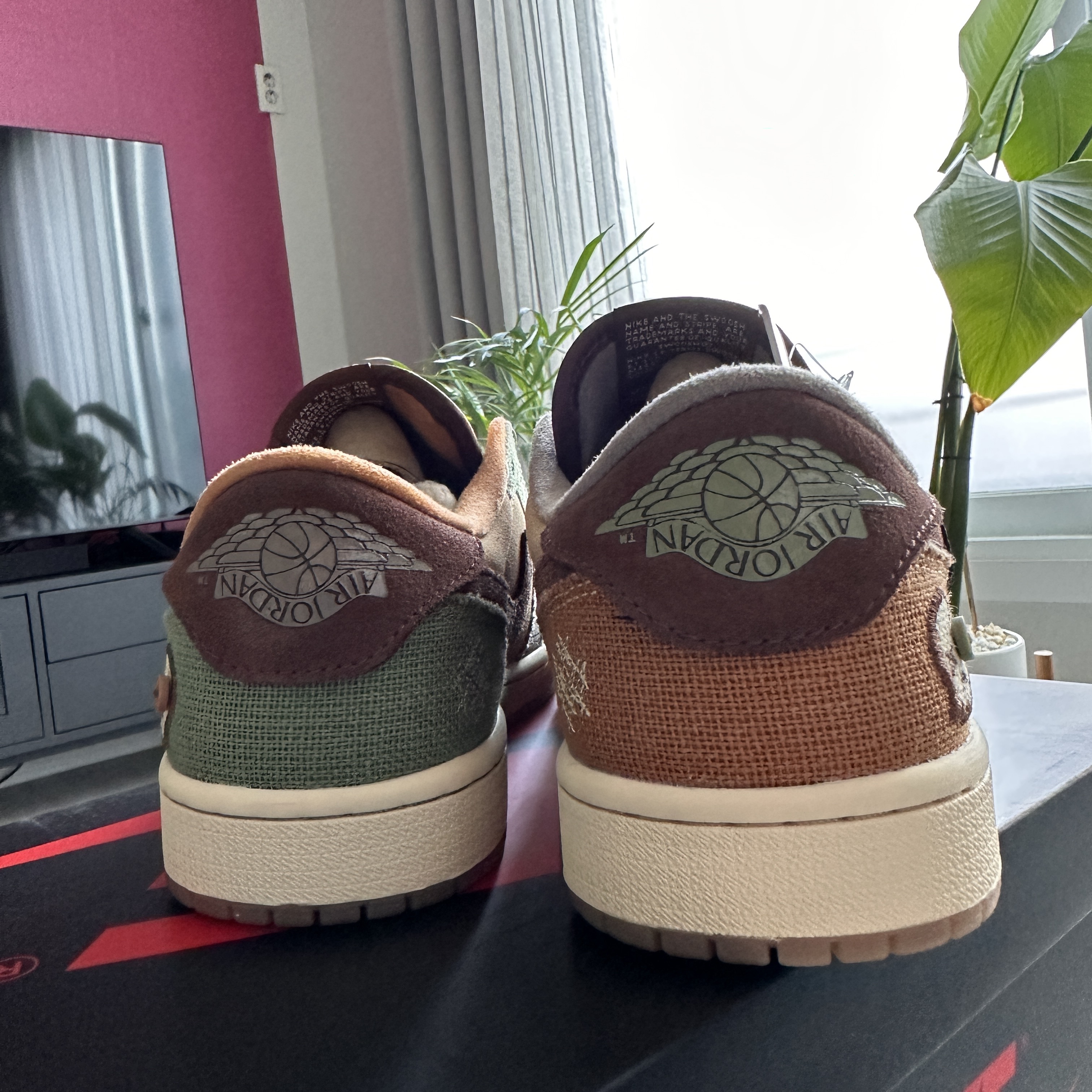 Jordan 1 x Zion Williamson Retro Low OG Flax and Oil Green 착용 스타일 - 3