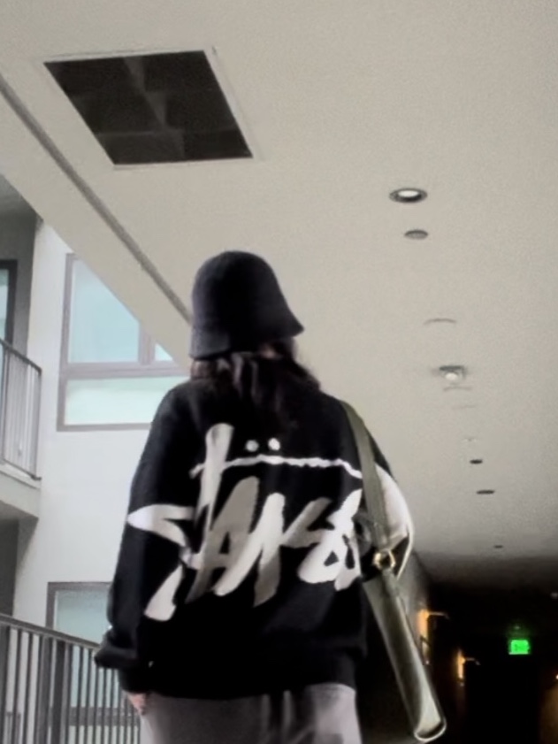 Stussy Stock Sweater Black, Adidas Campus 80s Grey 착용 스타일 - 1