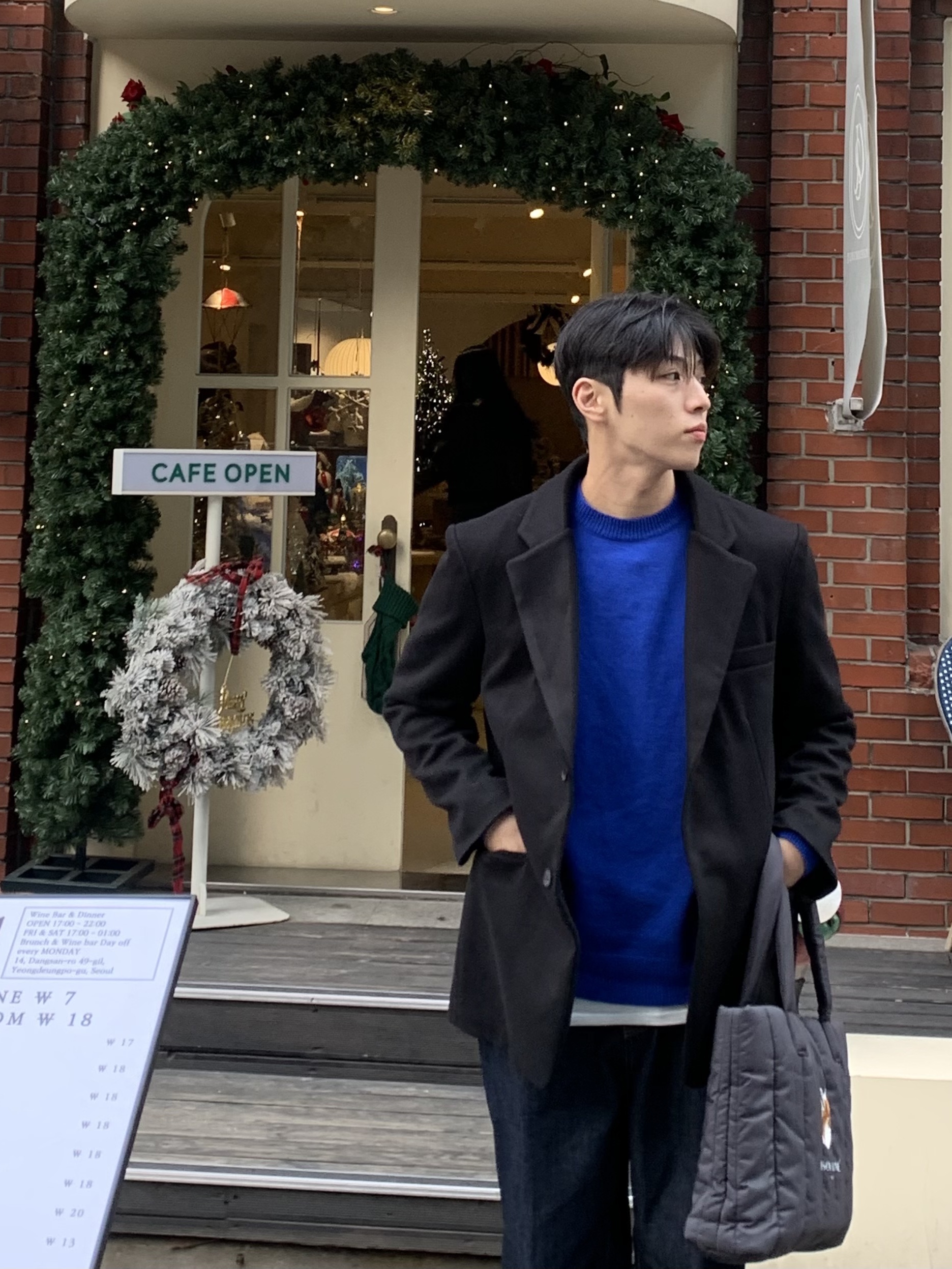 Maison Kitsune x Laneige Padded Bag Navy 착용 스타일 - 1