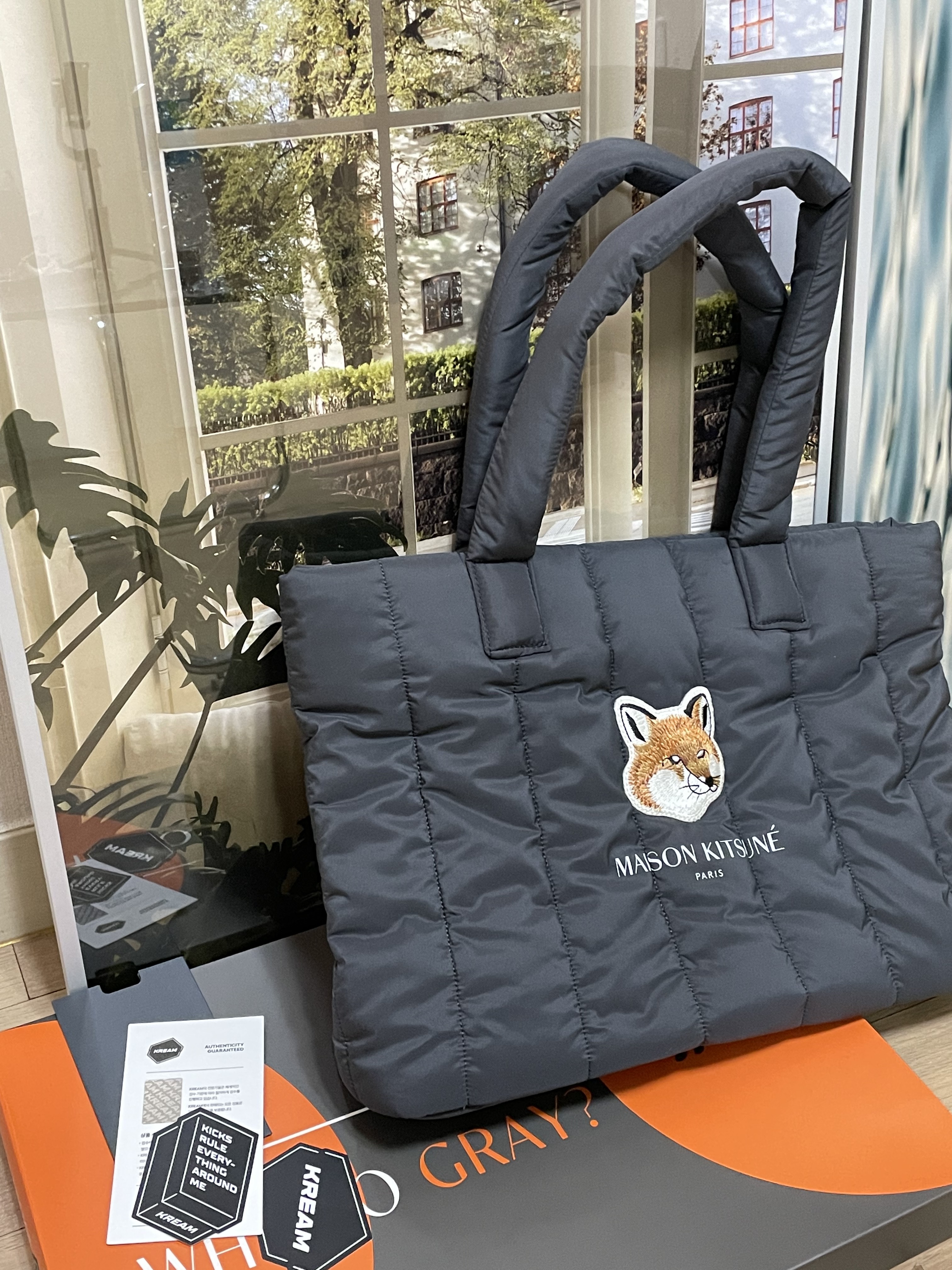 Maison Kitsune x Laneige Padded Bag Navy 착용 스타일 - 5