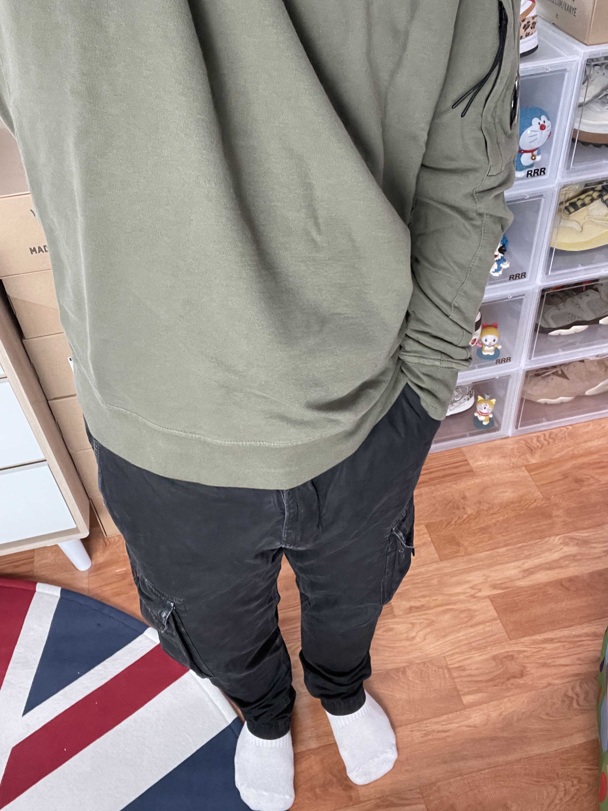 Stone Island 313L1 T.CO+OLD Cargo Pants Black - 22FW, C.P. Company Light Fleece Sweatshirt Thyme Green - 22FW 착용 스타일