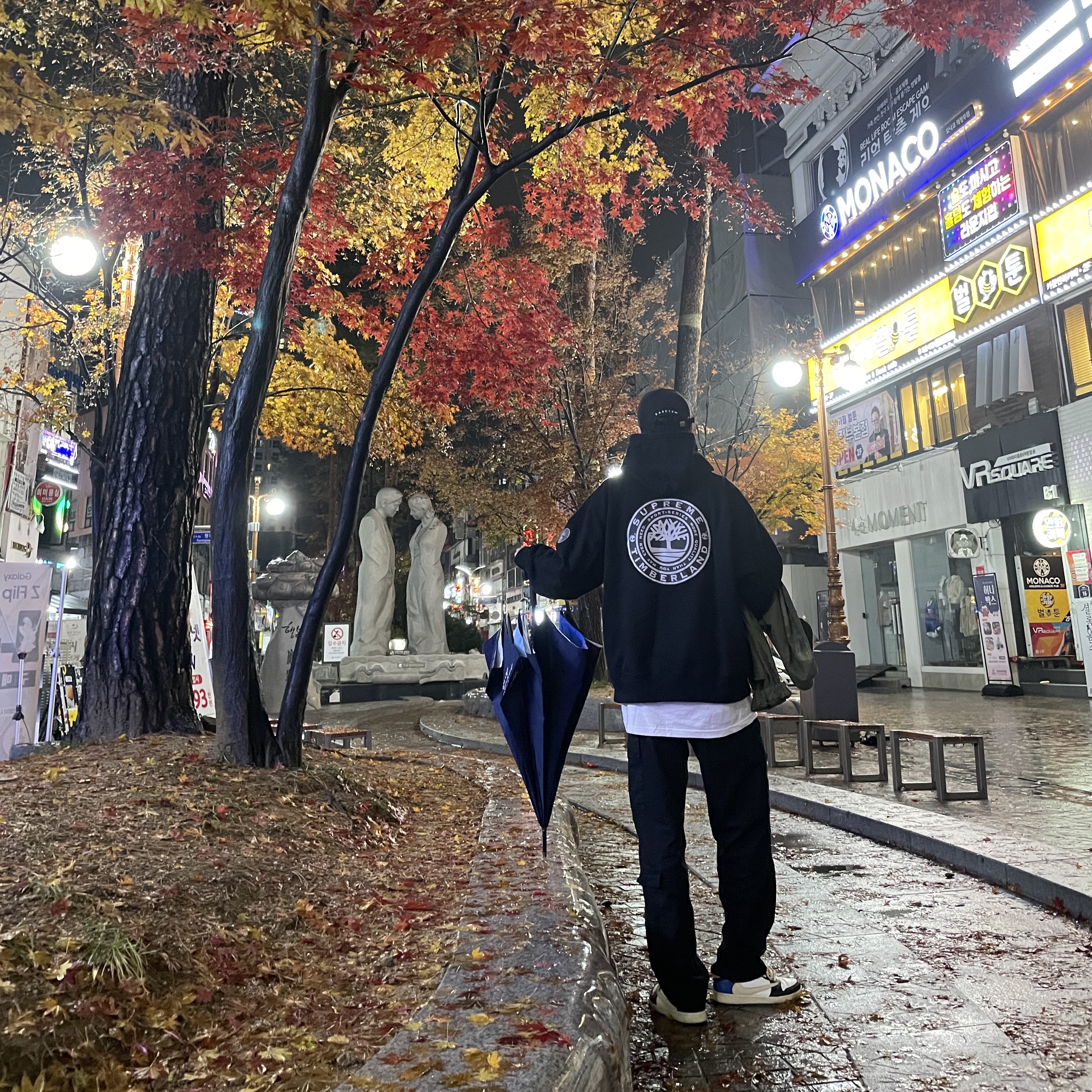 Darkr8m Studio White Logo Cap, Supreme x Timberland Hooded Sweatshirt Black - 21FW 착용 스타일 - 2
