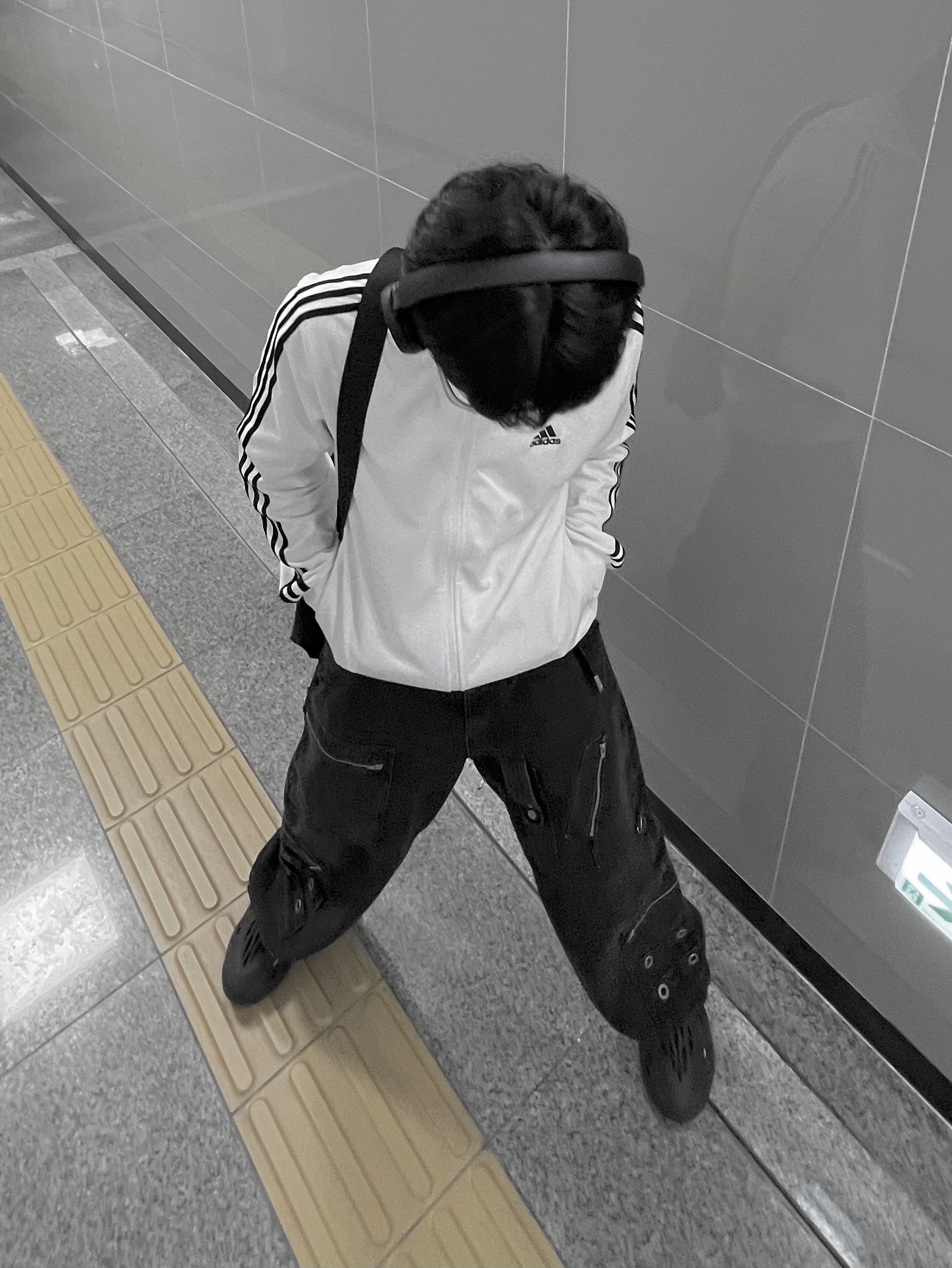 Adidas Yeezy Foam RNNR Onyx 착용 스타일 - 2