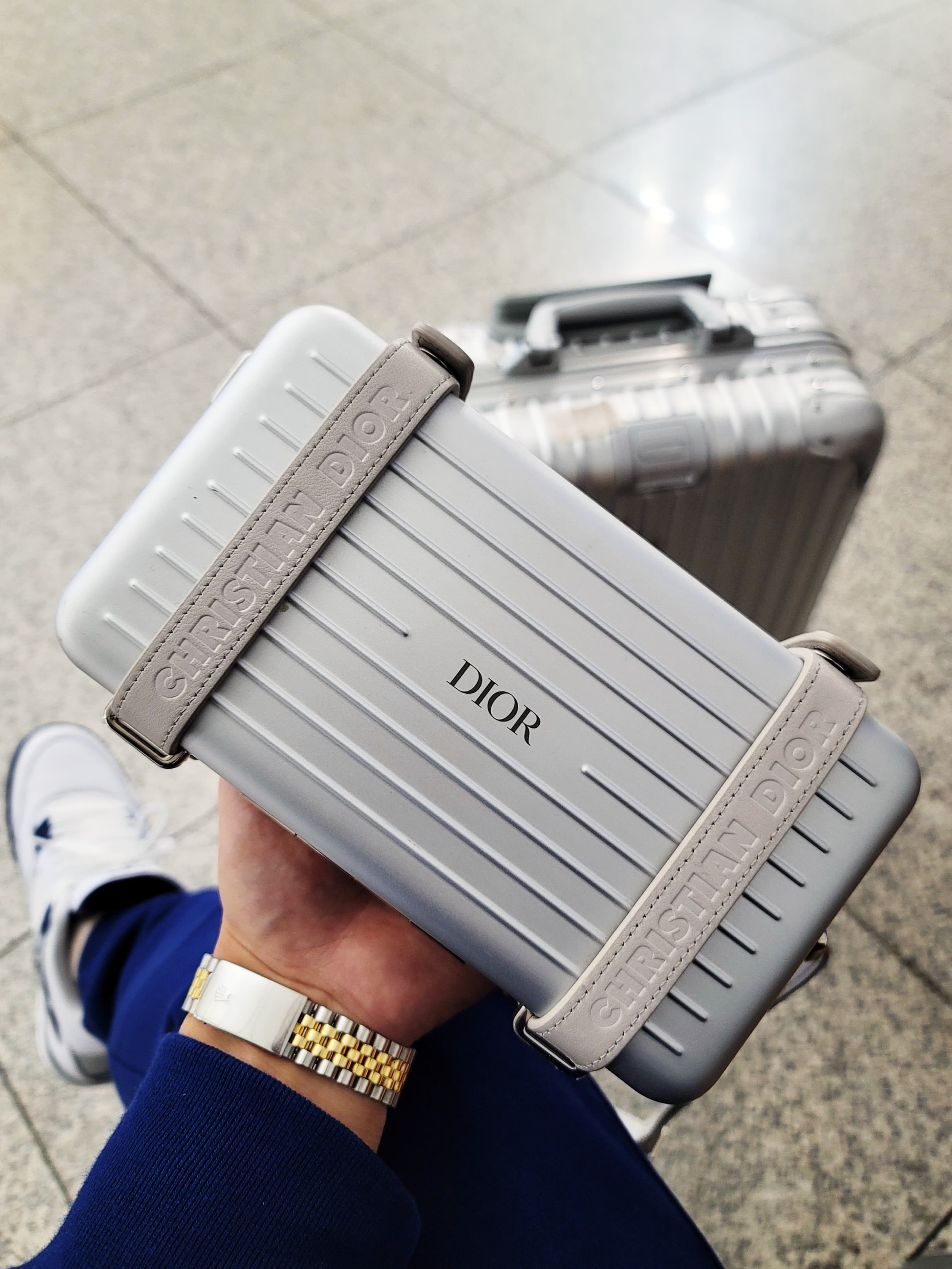 Jordan 4 Retro Midnight Navy, Rimowa x Dior Personal Clutch Aluminium Gray 착용 스타일 - 3