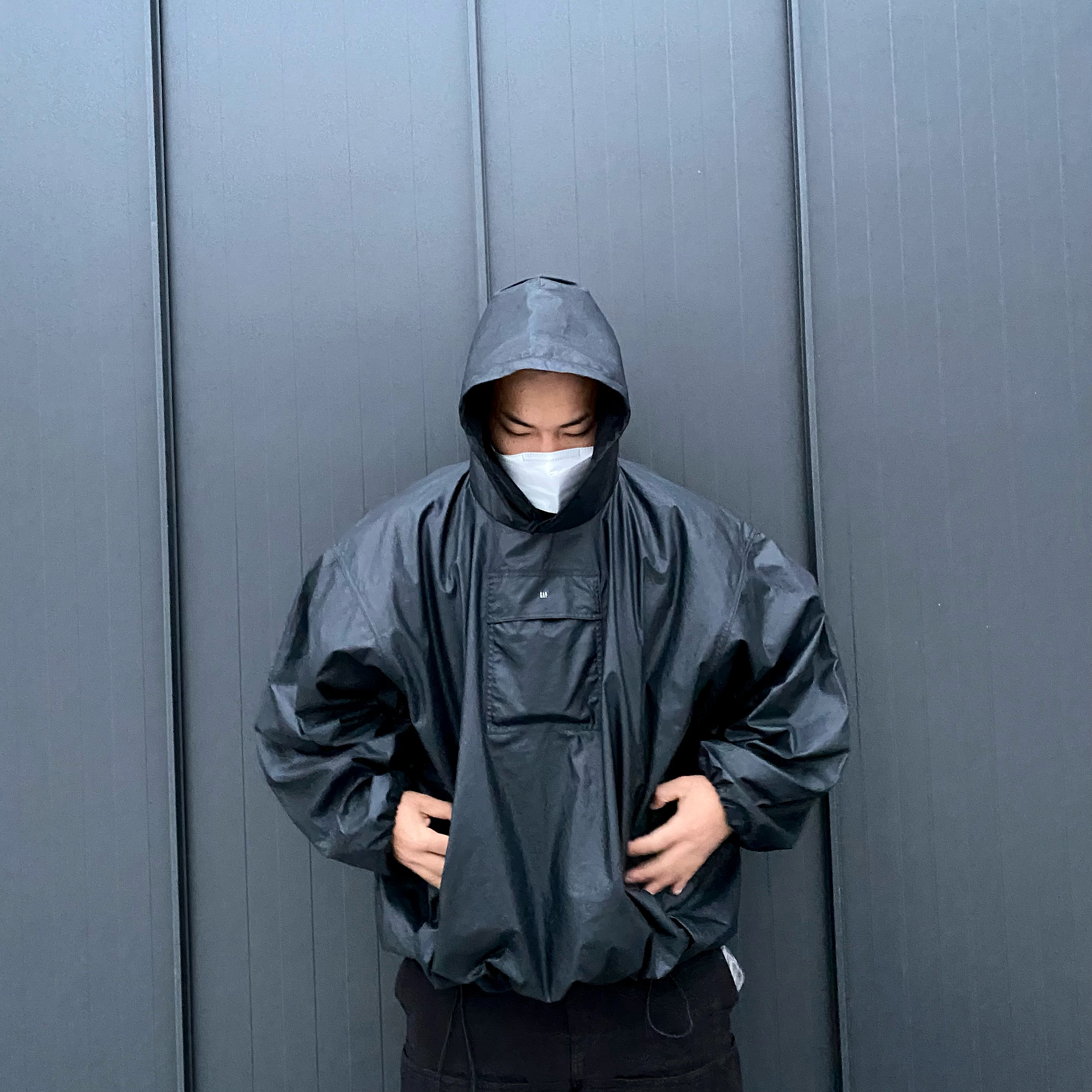 Yeezy Gap Engineered By Balenciaga Coated Cotton Anorak Black 착용 스타일