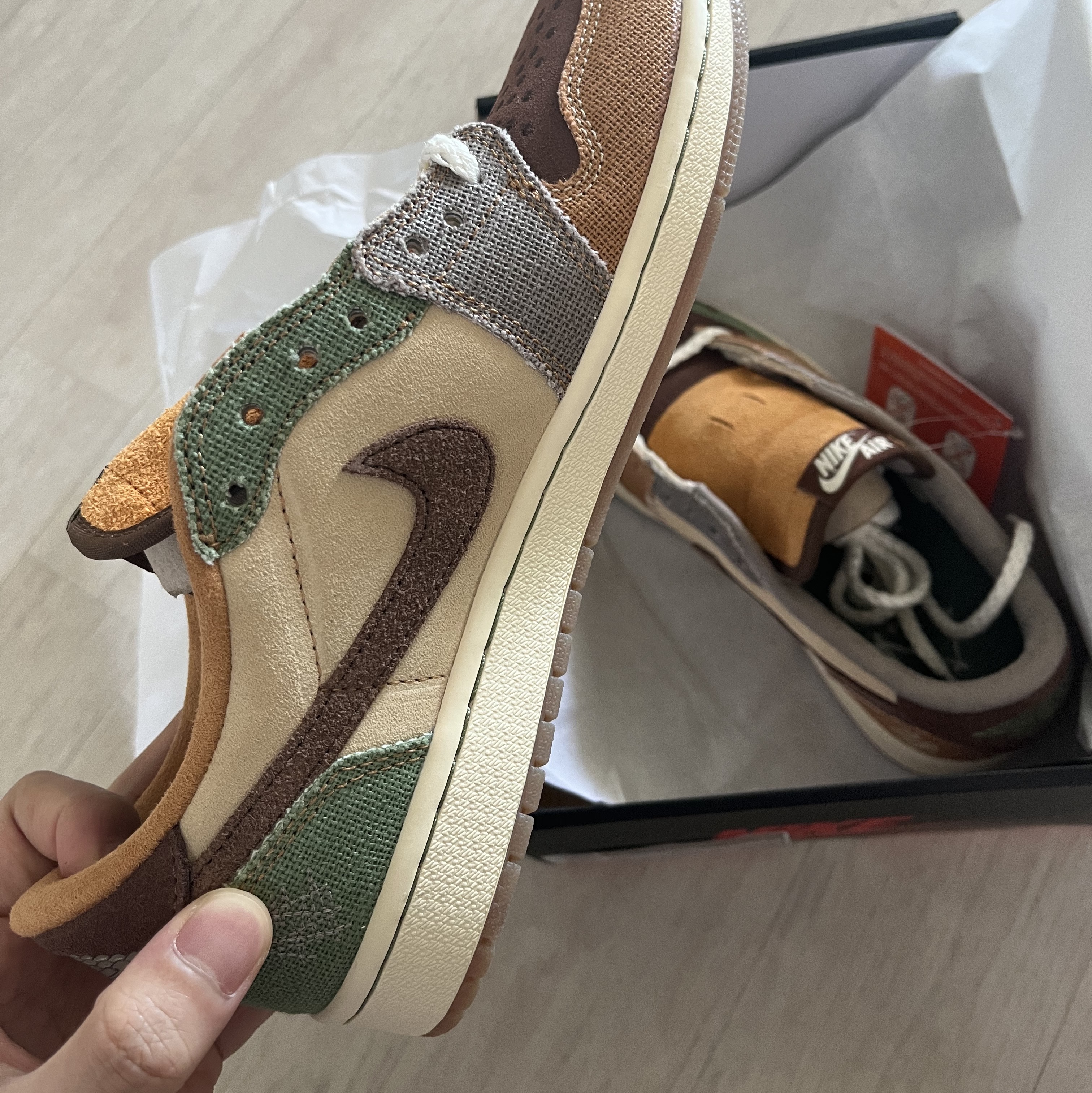 Jordan 1 x Zion Williamson Retro Low OG Flax and Oil Green, Jordan 1 Retro Low OG Black and Dark Powder Blue 착용 스타일 - 1