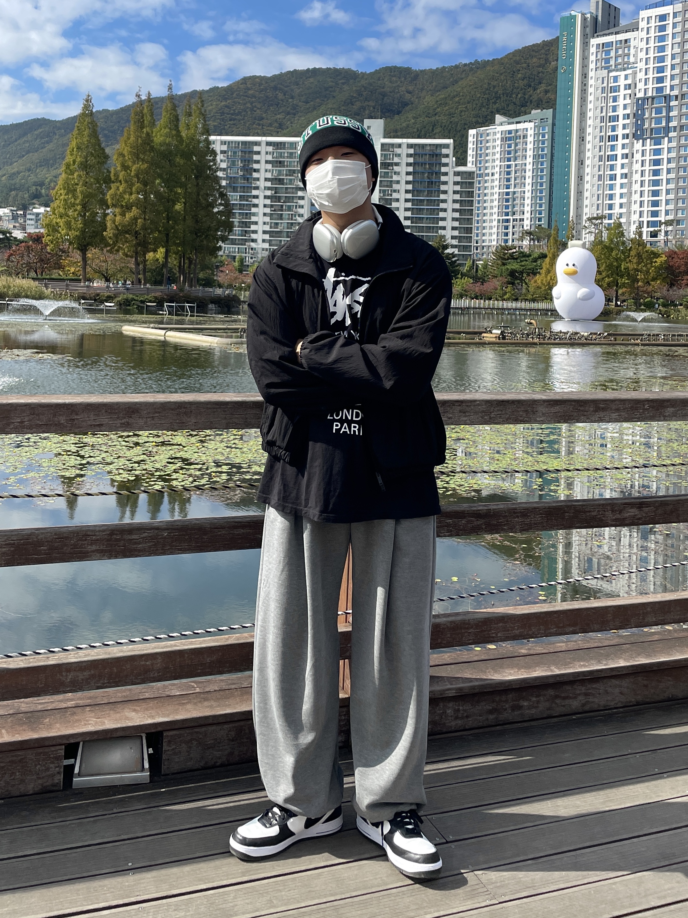Stussy World Tour LS T-Shirt Black, Nike x Stussy Air Force 1 '07 Mid SP Black and Light Bone 착용 스타일