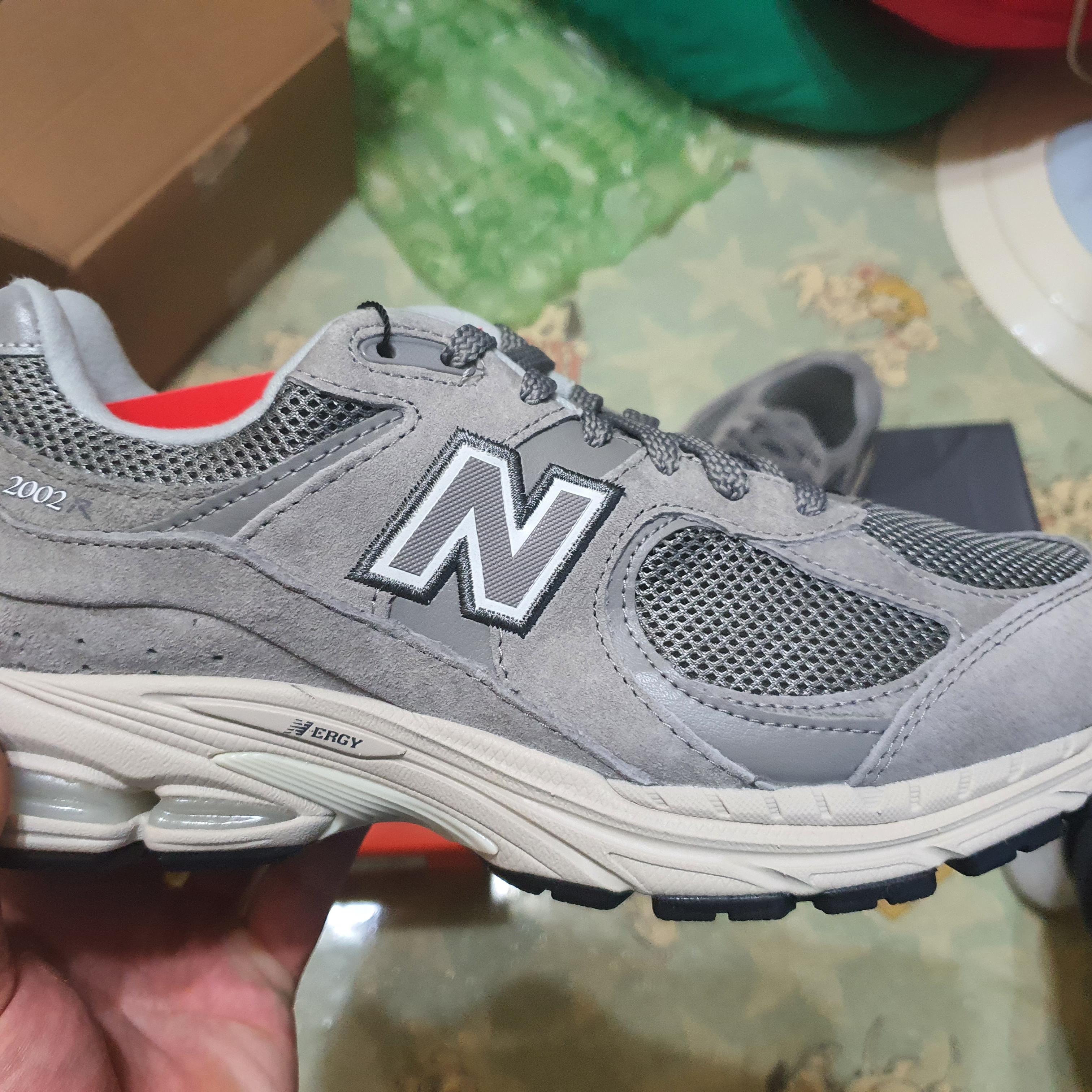 New Balance 2002R Grey 착용 스타일