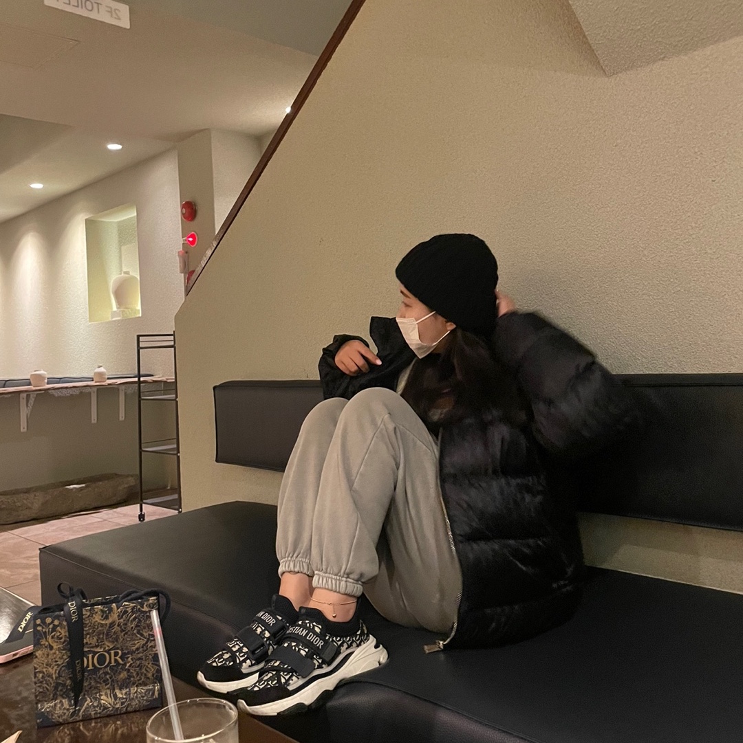 Dior D-Wander Sneakers Technical Fabric Deep Blue Dior Oblique, Dior Oblique Down Jacket Black Nylon Jacquard 착용 스타일 - 2